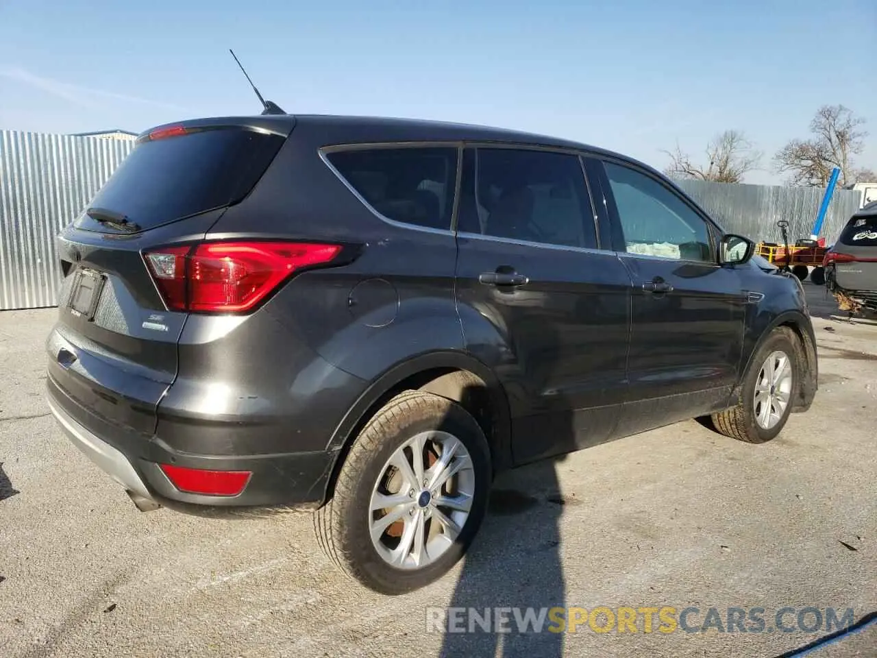 3 Photograph of a damaged car 1FMCU0GD3KUB67163 FORD ESCAPE 2019