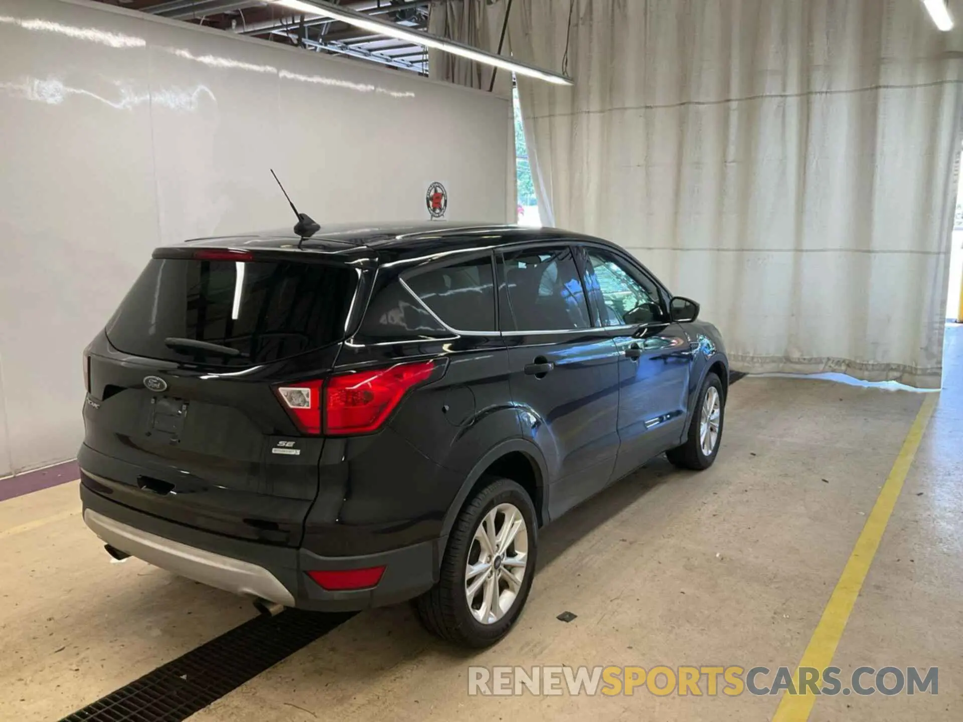 5 Photograph of a damaged car 1FMCU0GD3KUB82343 FORD ESCAPE 2019