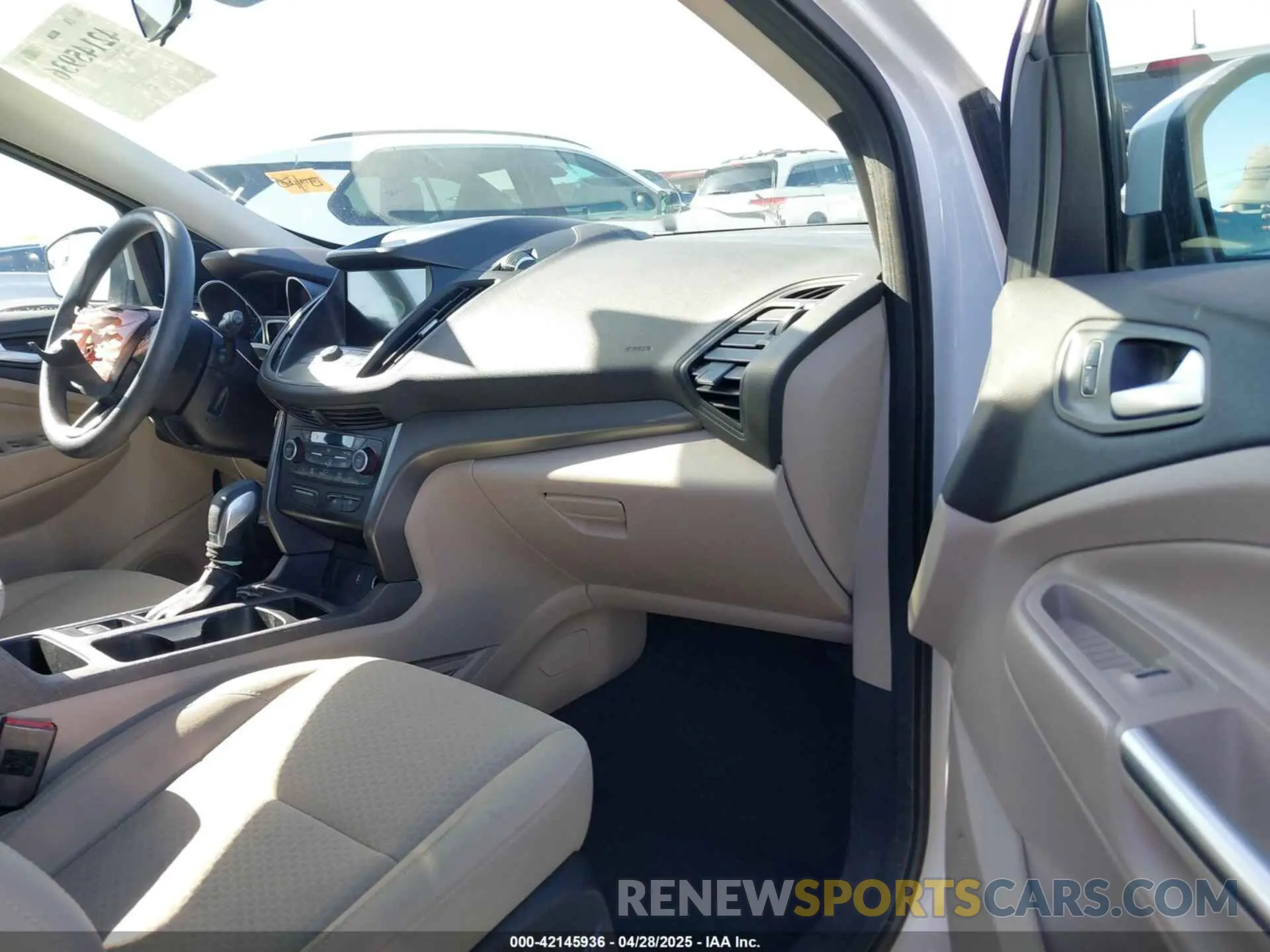 5 Photograph of a damaged car 1FMCU0GD3KUC52164 FORD ESCAPE 2019