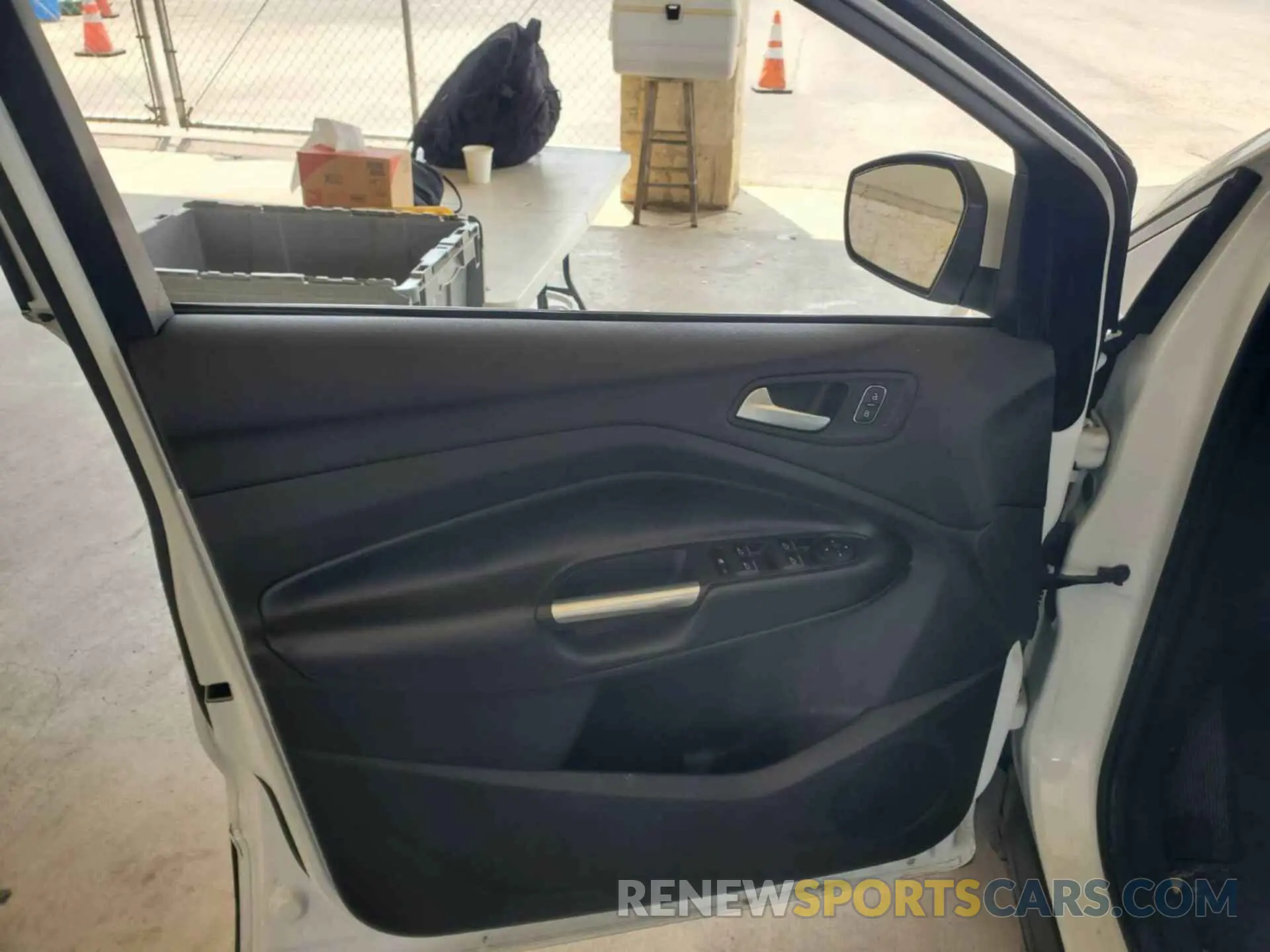 5 Photograph of a damaged car 1FMCU0GD4KUA34072 FORD ESCAPE 2019