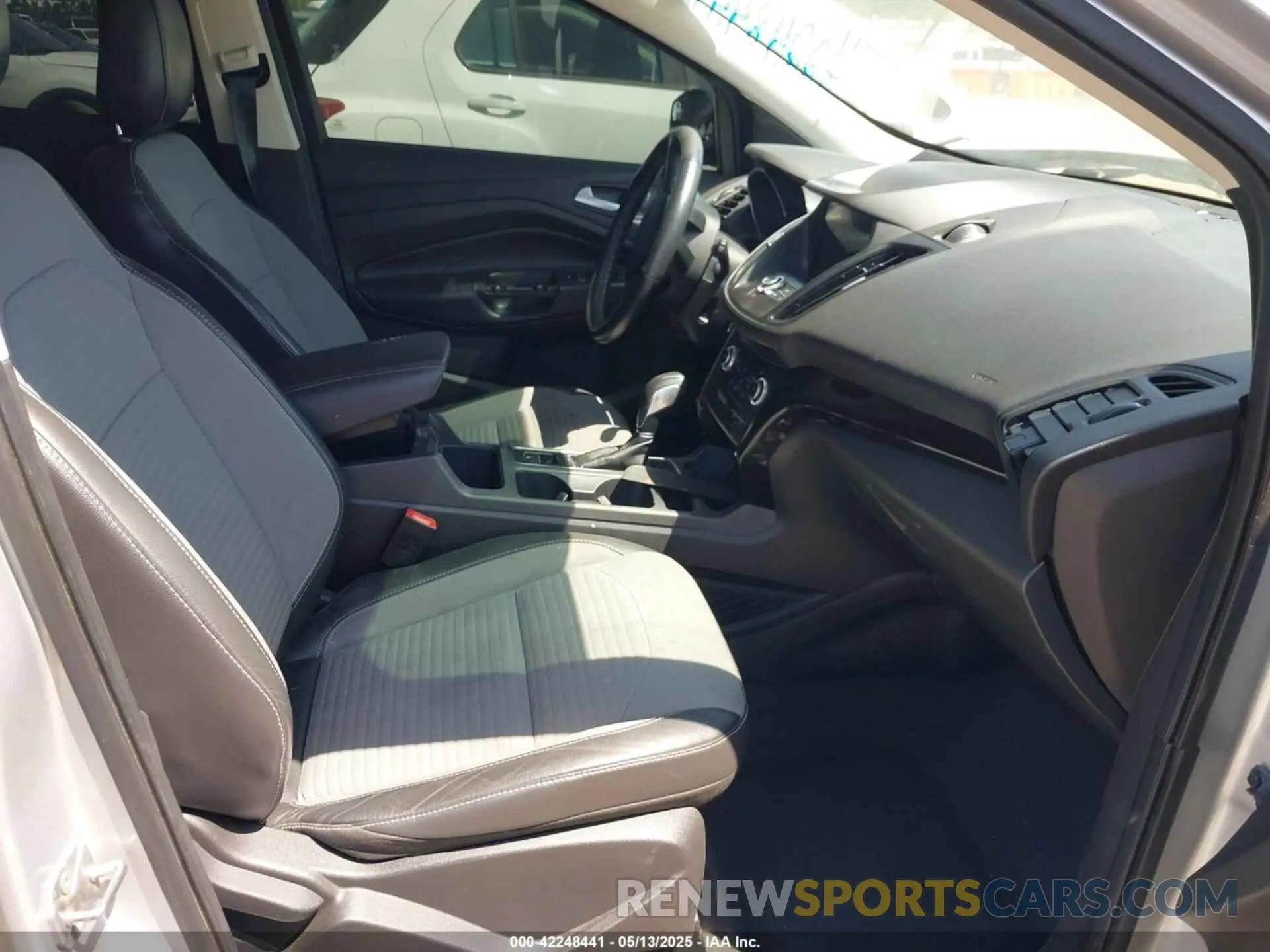 5 Photograph of a damaged car 1FMCU0GD4KUA41314 FORD ESCAPE 2019