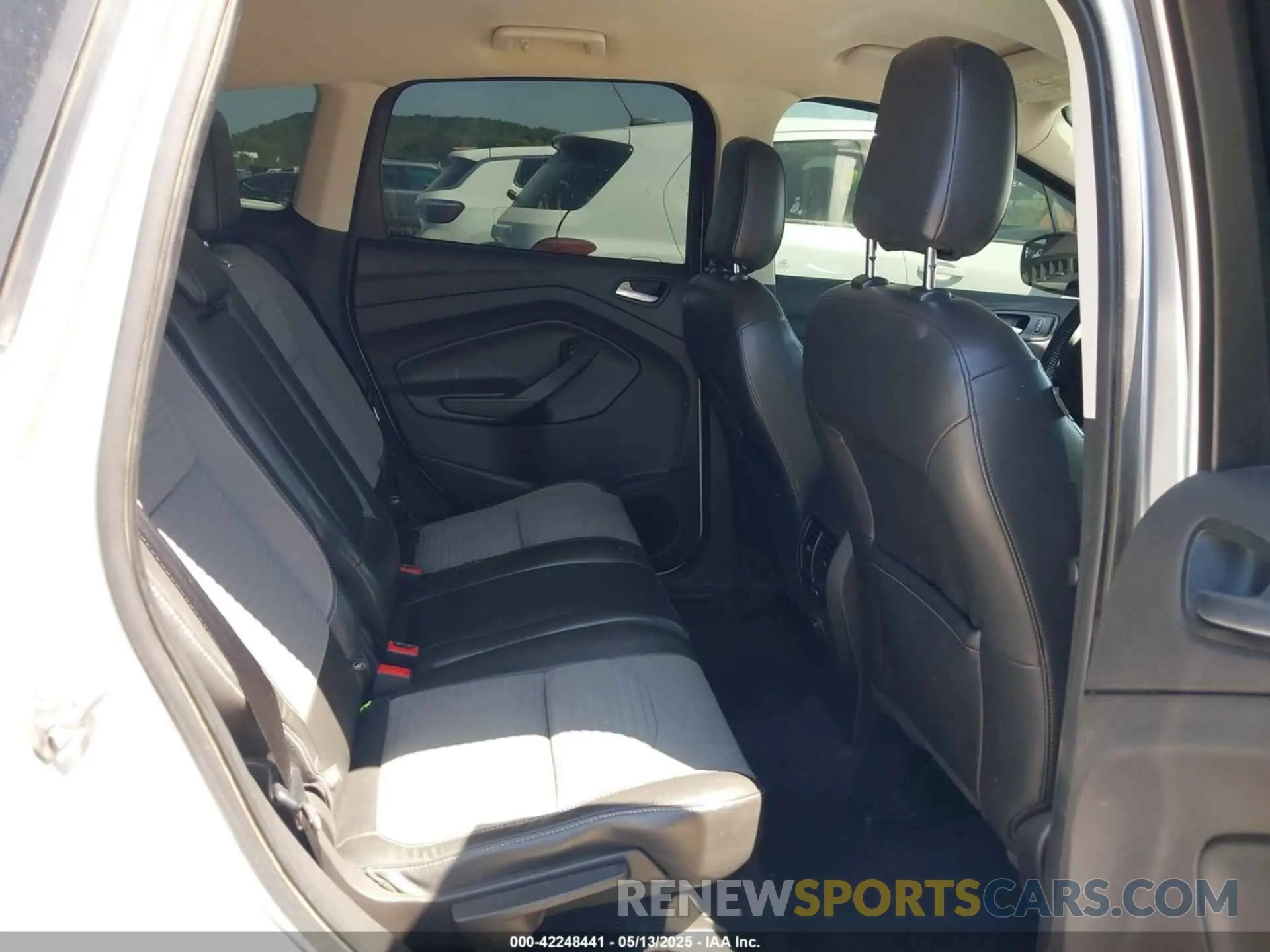 8 Photograph of a damaged car 1FMCU0GD4KUA41314 FORD ESCAPE 2019
