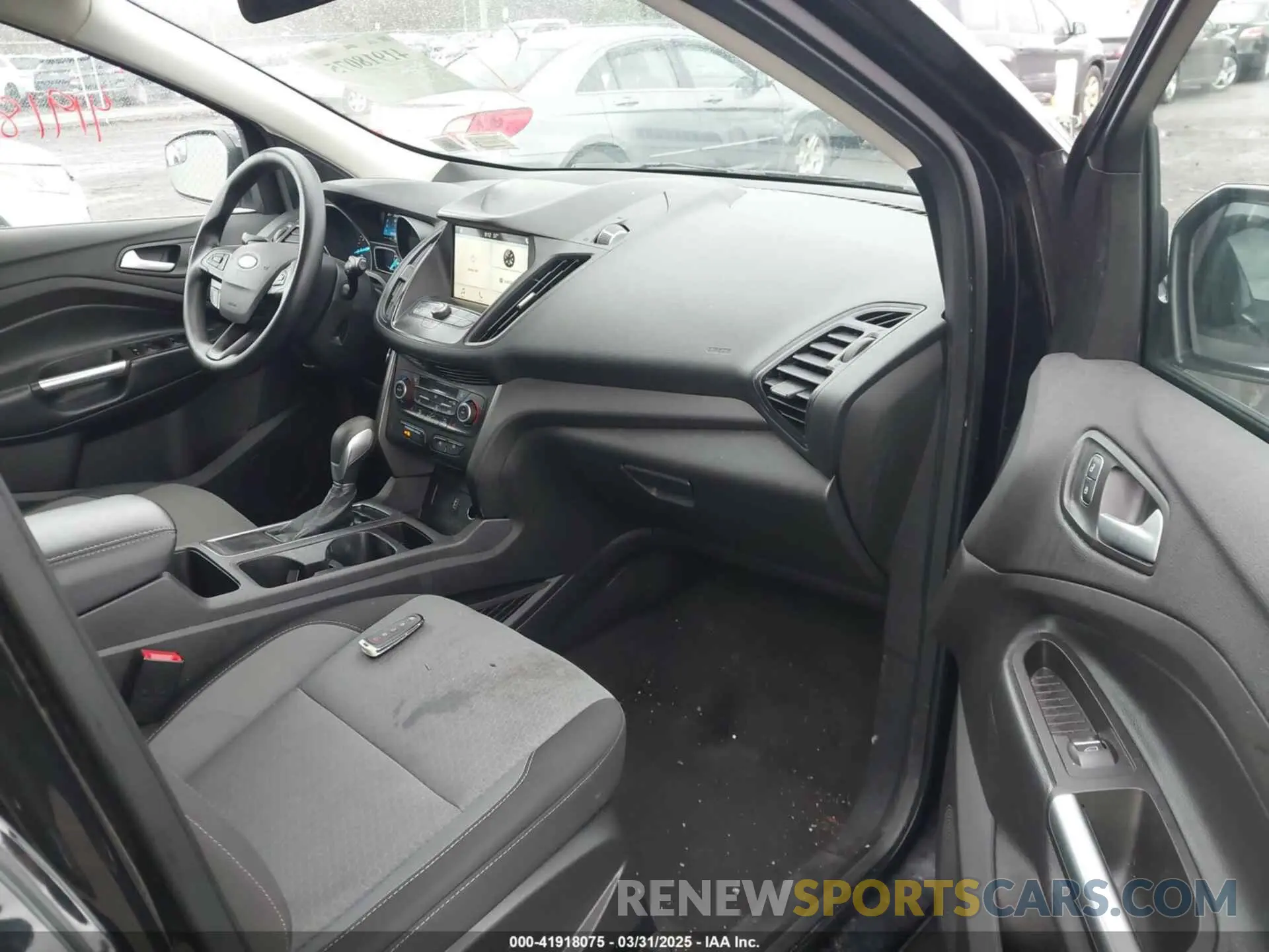 5 Photograph of a damaged car 1FMCU0GD4KUA60347 FORD ESCAPE 2019