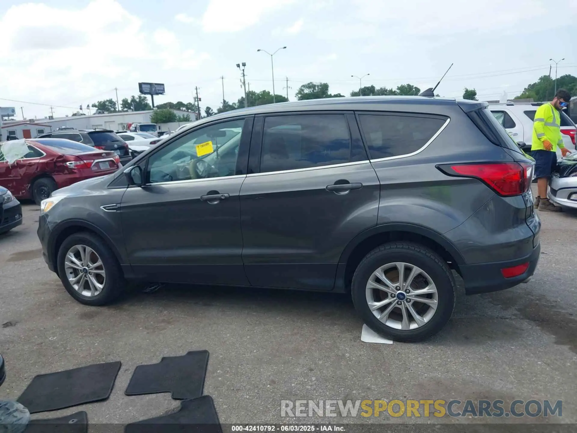 14 Photograph of a damaged car 1FMCU0GD4KUA64947 FORD ESCAPE 2019