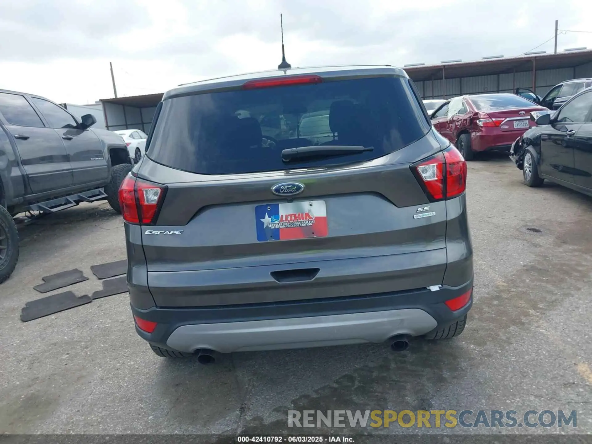 16 Photograph of a damaged car 1FMCU0GD4KUA64947 FORD ESCAPE 2019