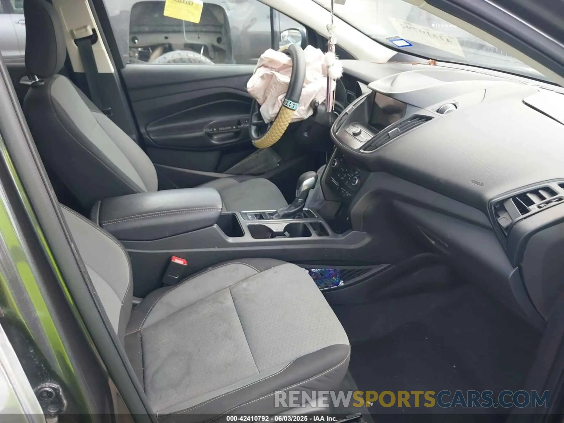 5 Photograph of a damaged car 1FMCU0GD4KUA64947 FORD ESCAPE 2019