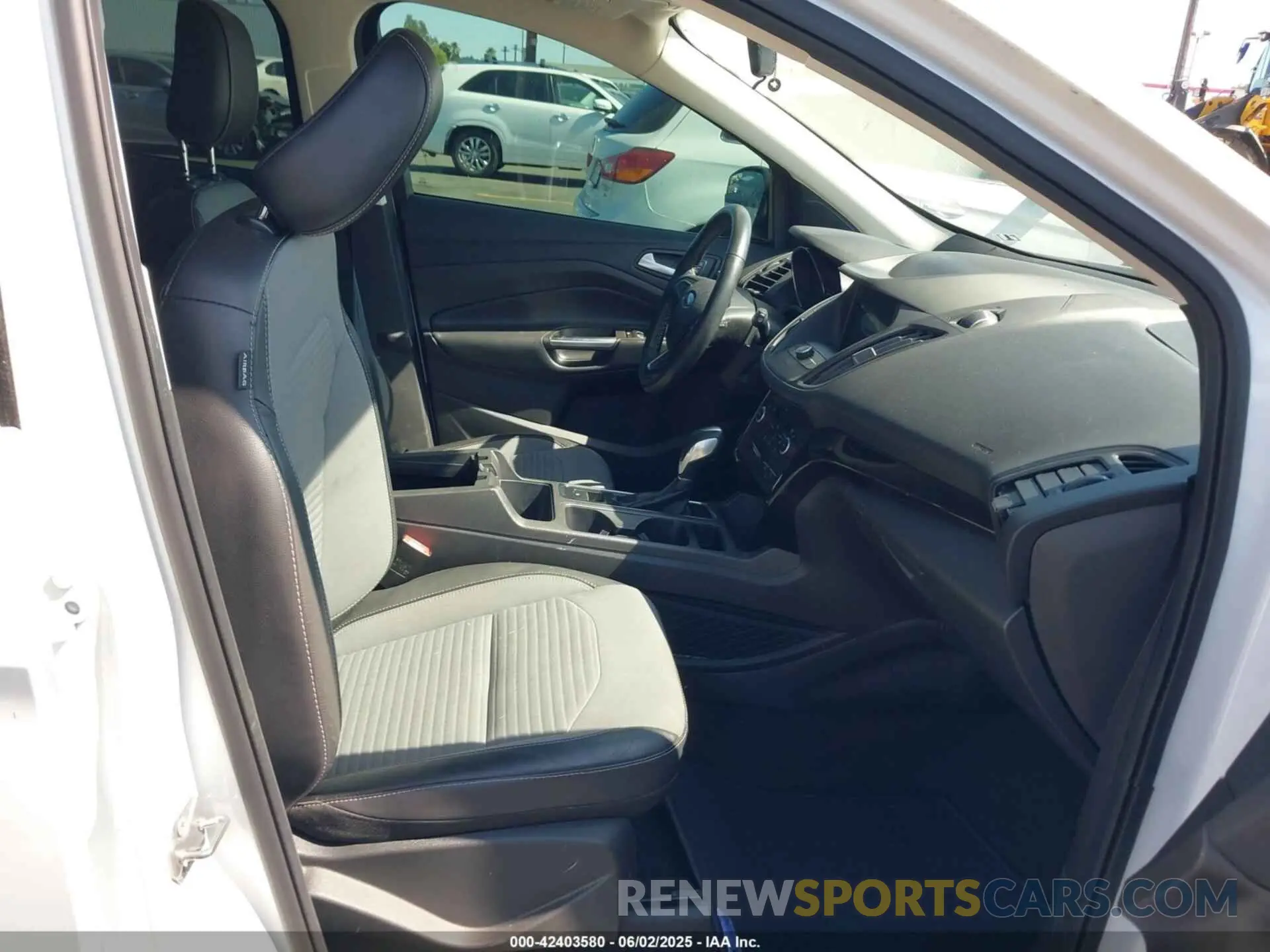5 Photograph of a damaged car 1FMCU0GD4KUA80209 FORD ESCAPE 2019