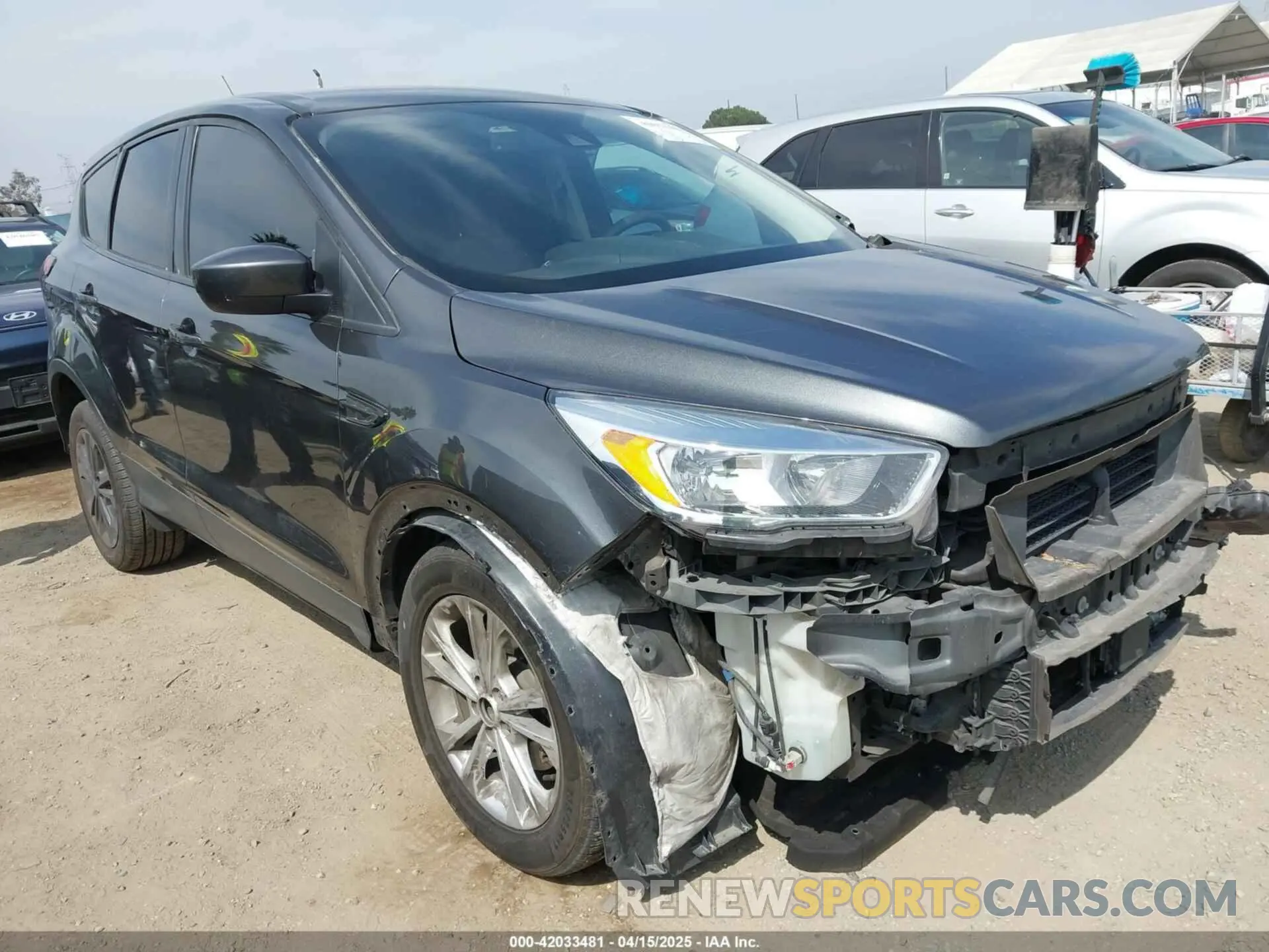 1 Photograph of a damaged car 1FMCU0GD4KUB05626 FORD ESCAPE 2019