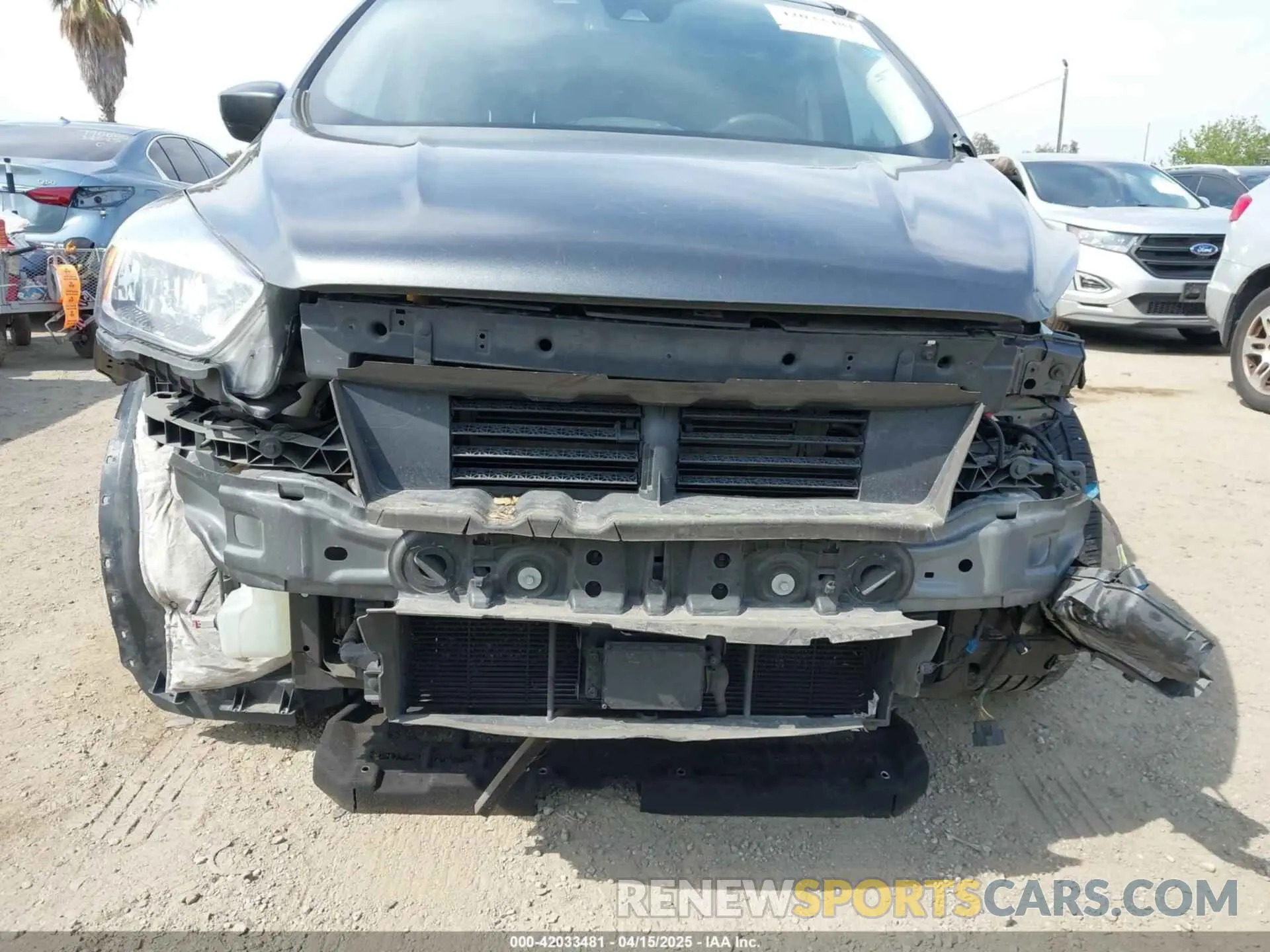 18 Photograph of a damaged car 1FMCU0GD4KUB05626 FORD ESCAPE 2019
