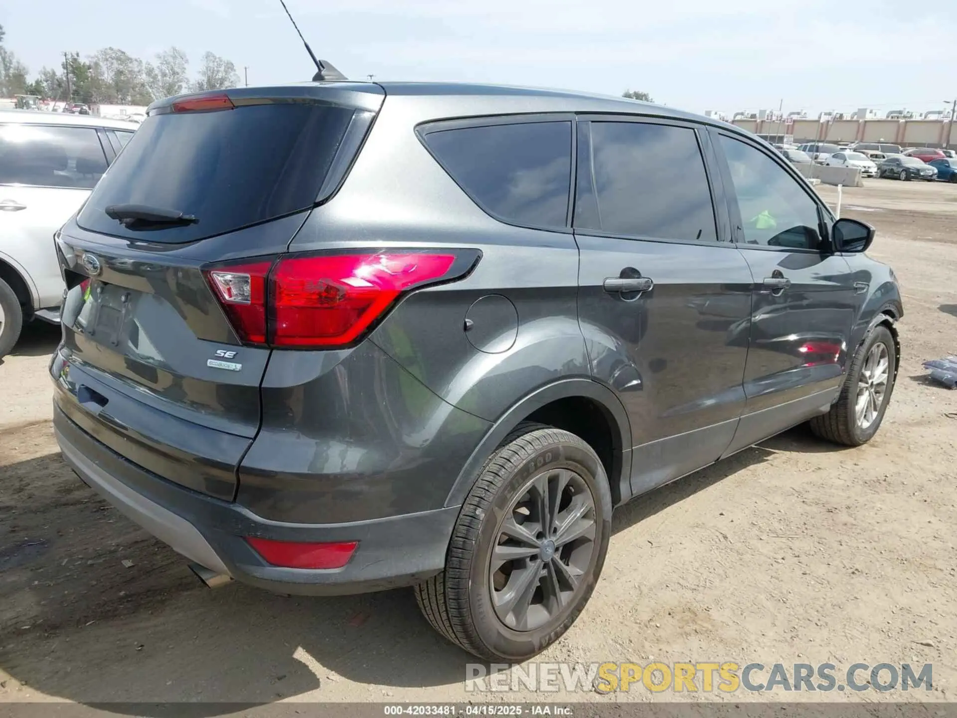 4 Photograph of a damaged car 1FMCU0GD4KUB05626 FORD ESCAPE 2019