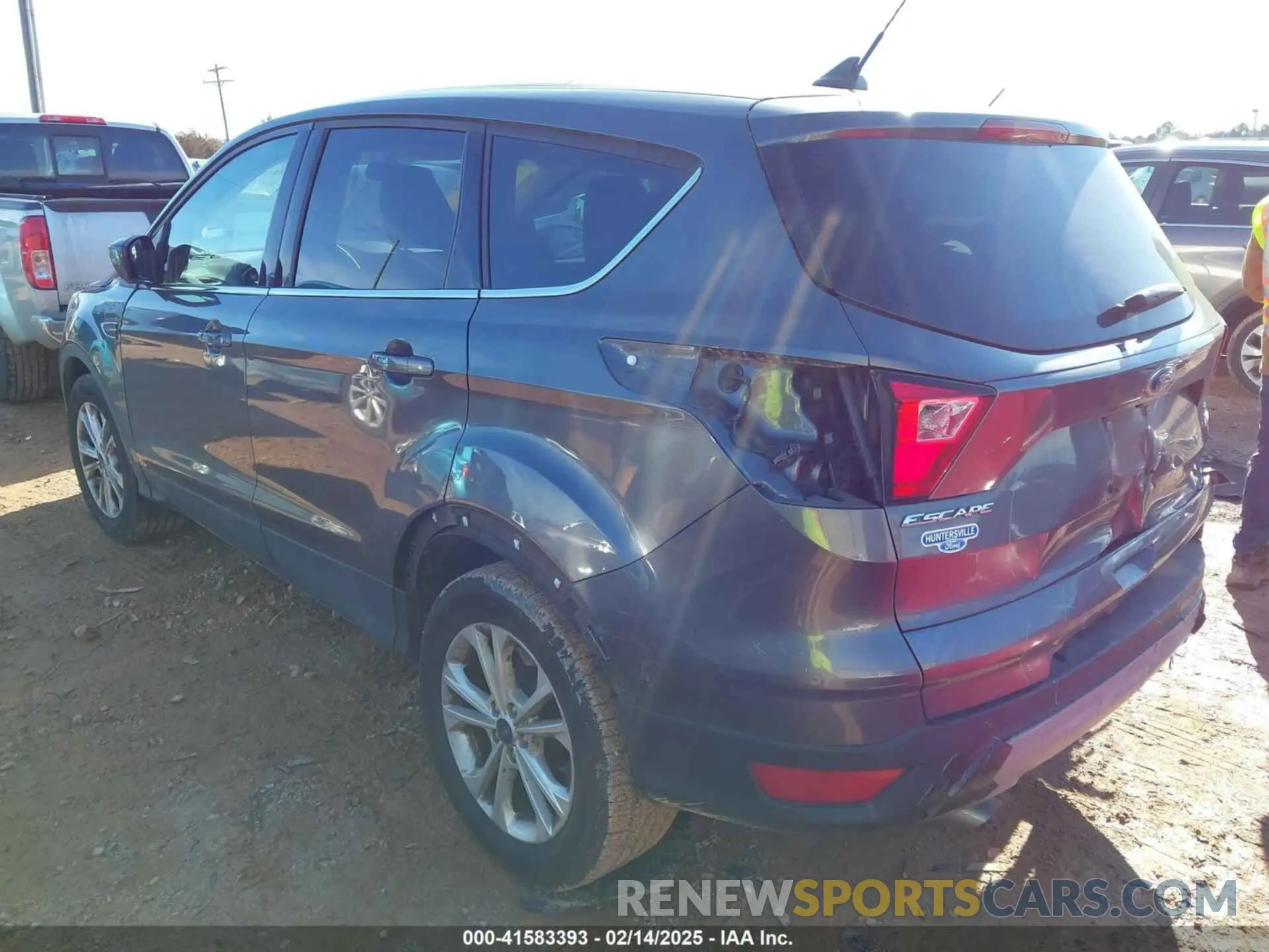 3 Photograph of a damaged car 1FMCU0GD4KUB20403 FORD ESCAPE 2019