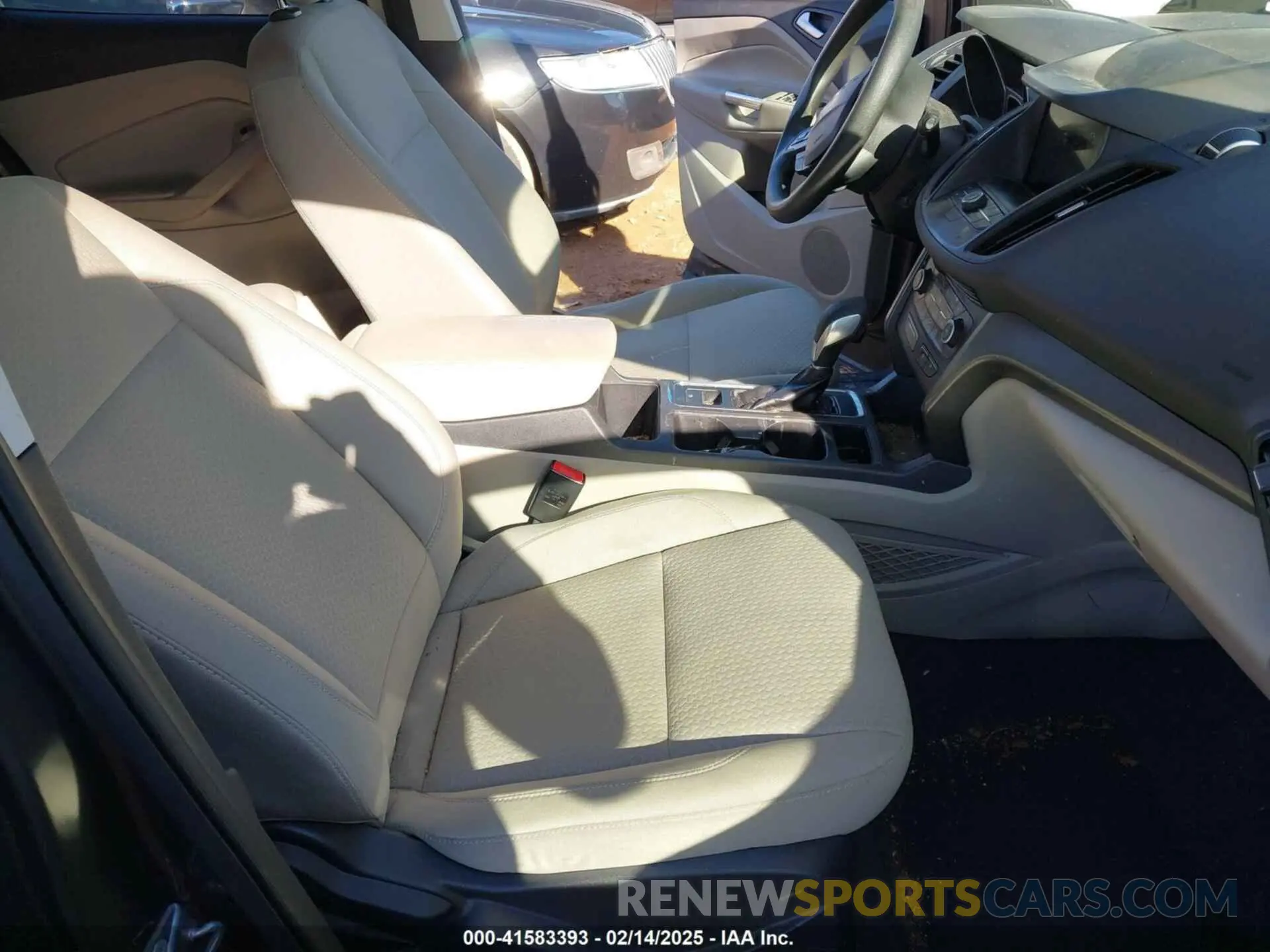 5 Photograph of a damaged car 1FMCU0GD4KUB20403 FORD ESCAPE 2019