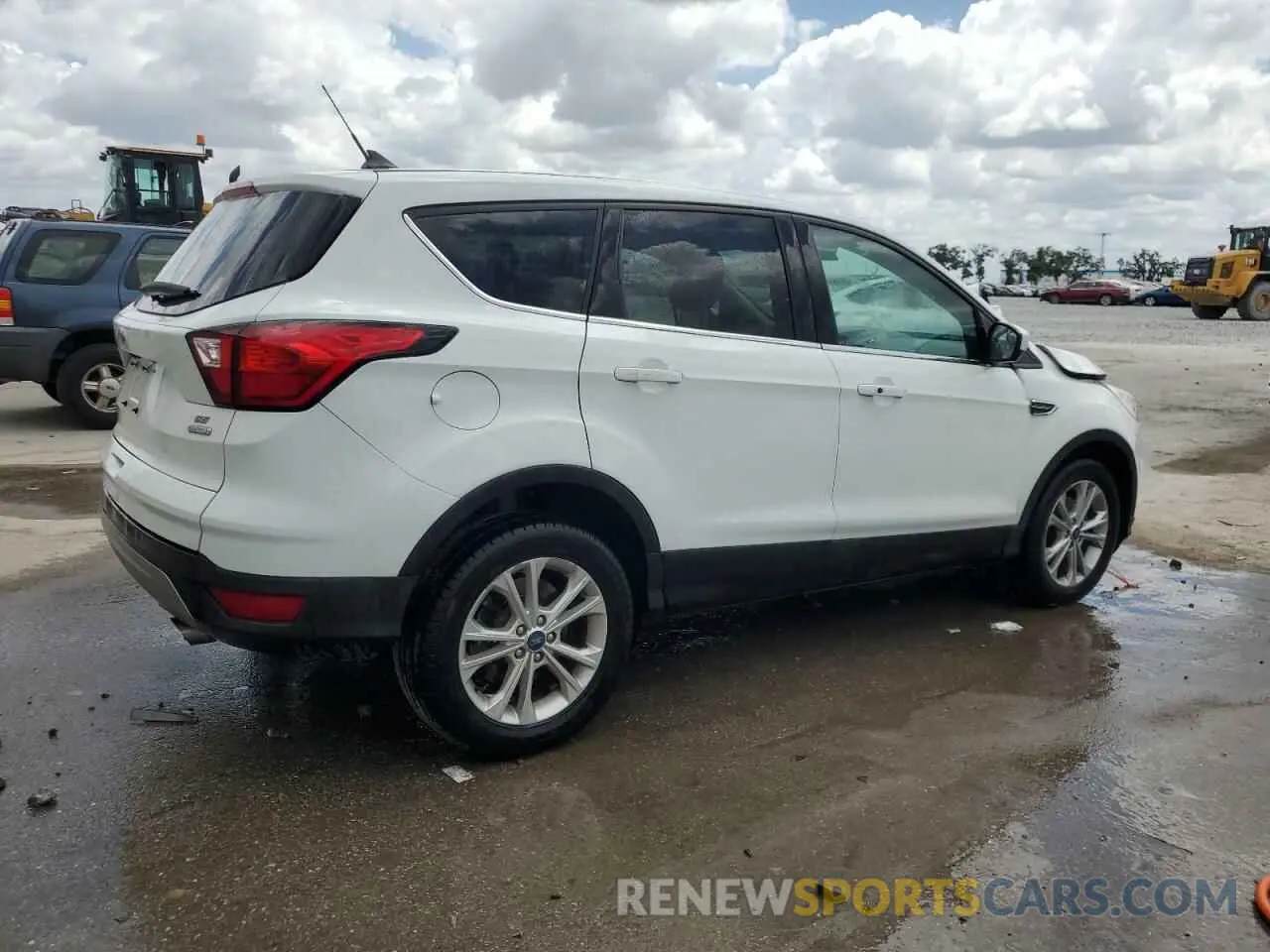 3 Photograph of a damaged car 1FMCU0GD4KUB30333 FORD ESCAPE 2019