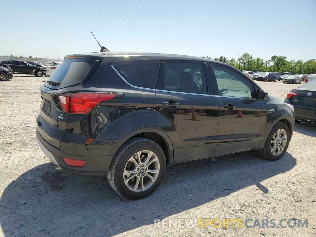 3 Photograph of a damaged car 1FMCU0GD4KUB77703 FORD ESCAPE 2019