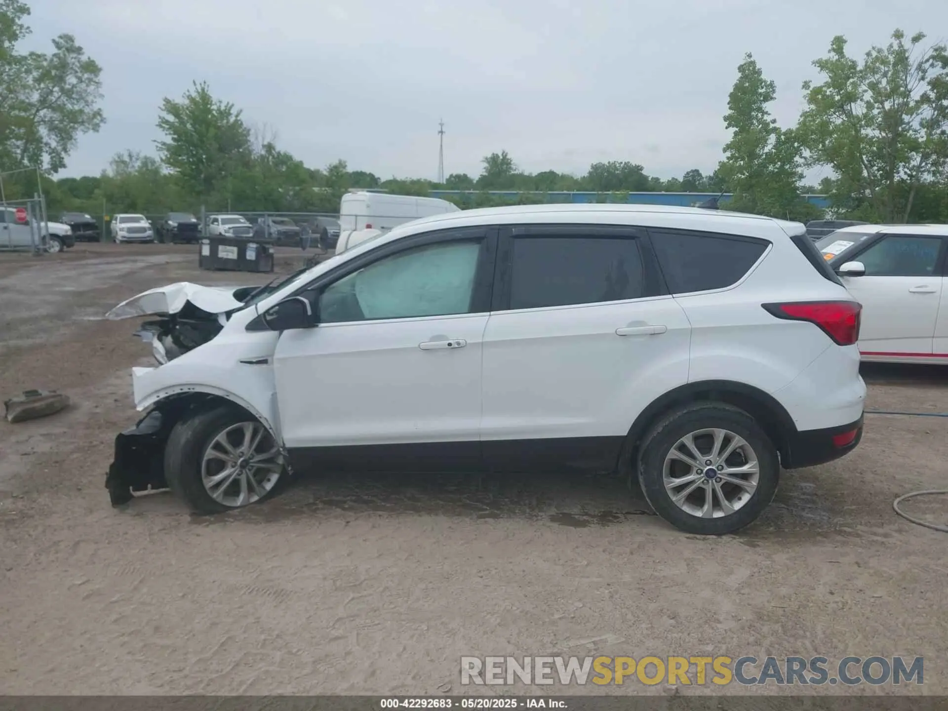 15 Photograph of a damaged car 1FMCU0GD5KUA39524 FORD ESCAPE 2019