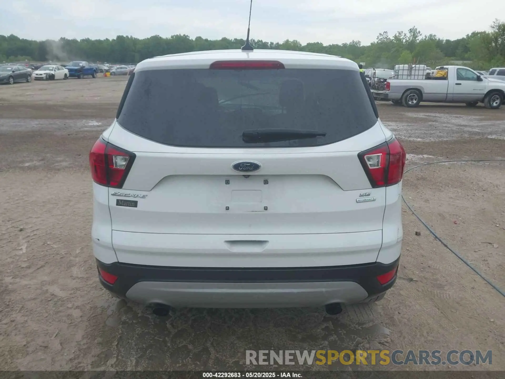 17 Photograph of a damaged car 1FMCU0GD5KUA39524 FORD ESCAPE 2019