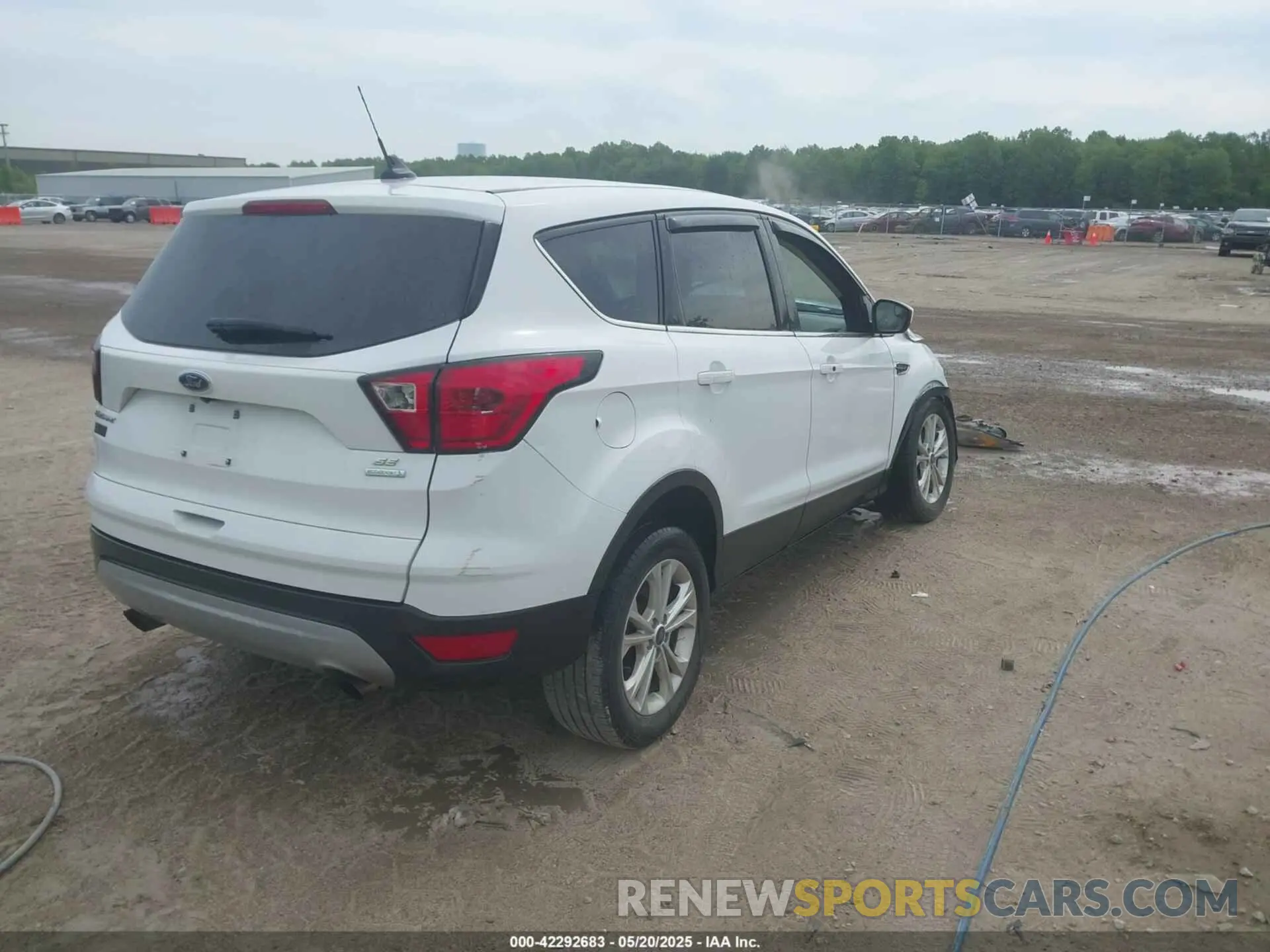 4 Photograph of a damaged car 1FMCU0GD5KUA39524 FORD ESCAPE 2019