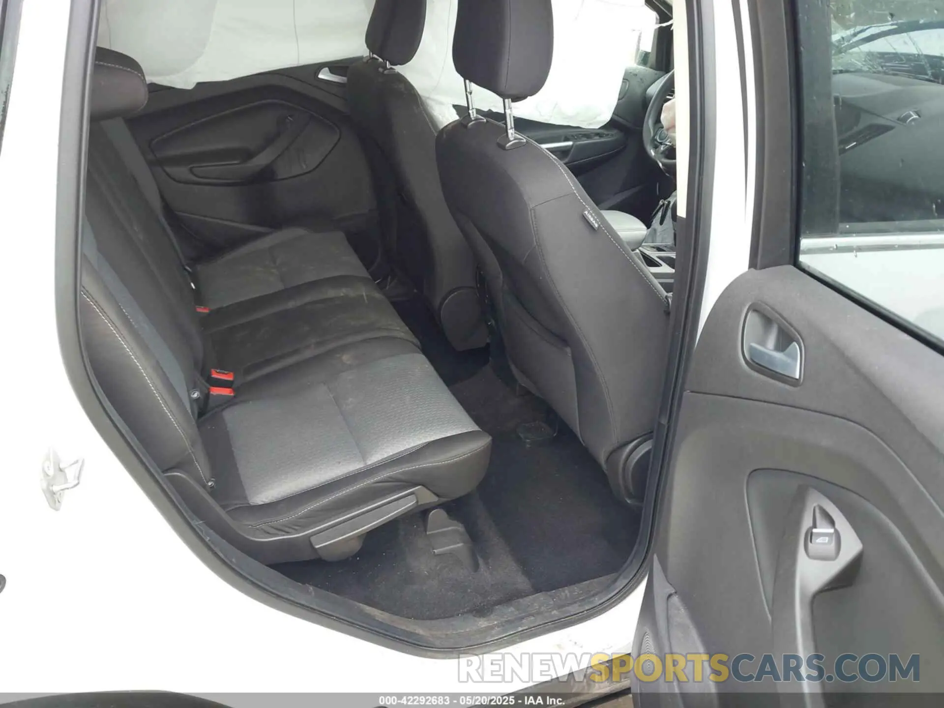 8 Photograph of a damaged car 1FMCU0GD5KUA39524 FORD ESCAPE 2019