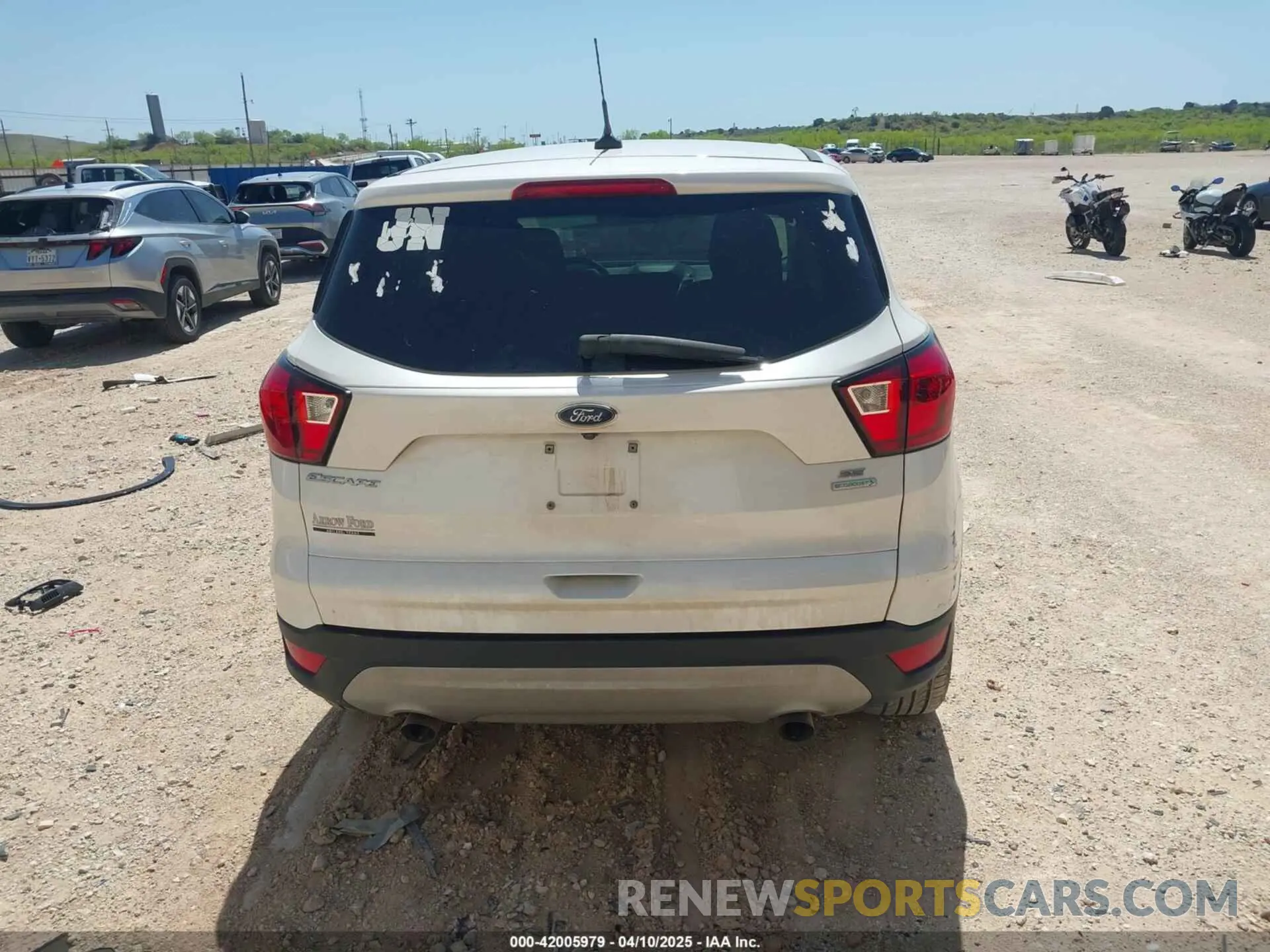 17 Photograph of a damaged car 1FMCU0GD5KUA56050 FORD ESCAPE 2019