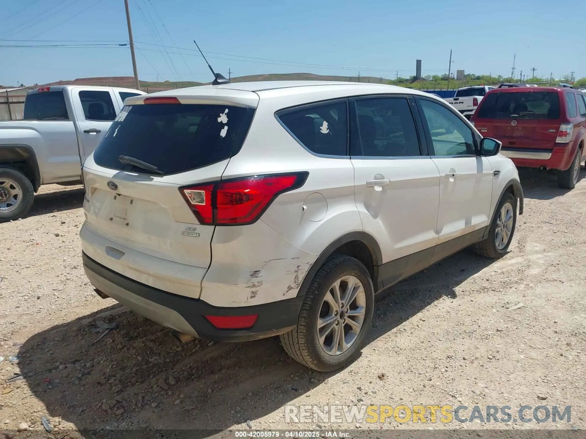 4 Photograph of a damaged car 1FMCU0GD5KUA56050 FORD ESCAPE 2019