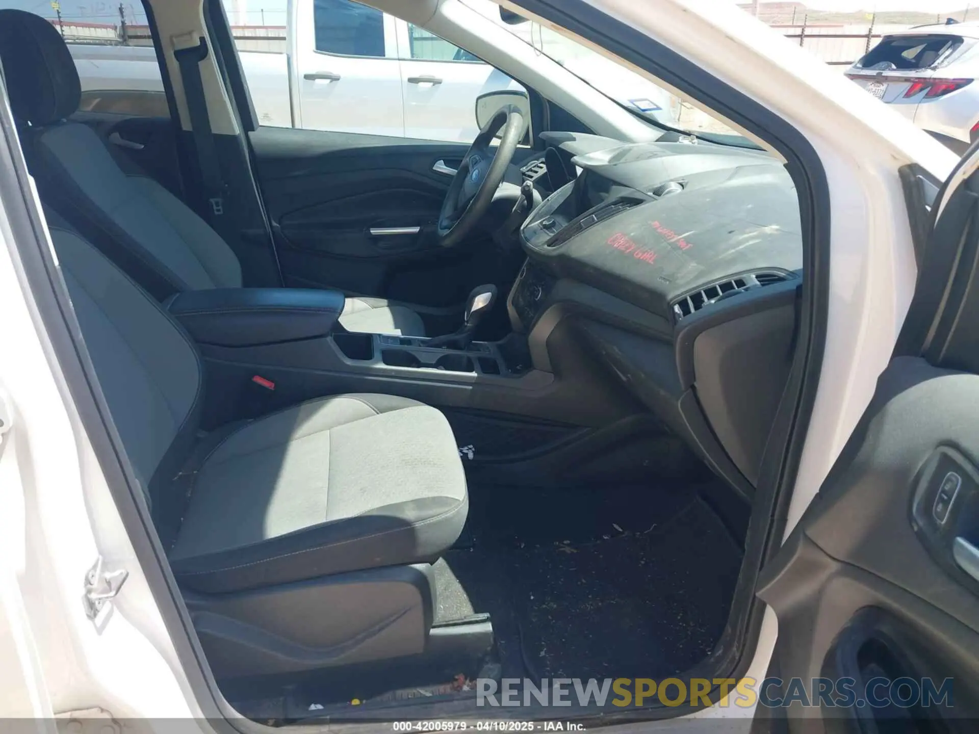5 Photograph of a damaged car 1FMCU0GD5KUA56050 FORD ESCAPE 2019