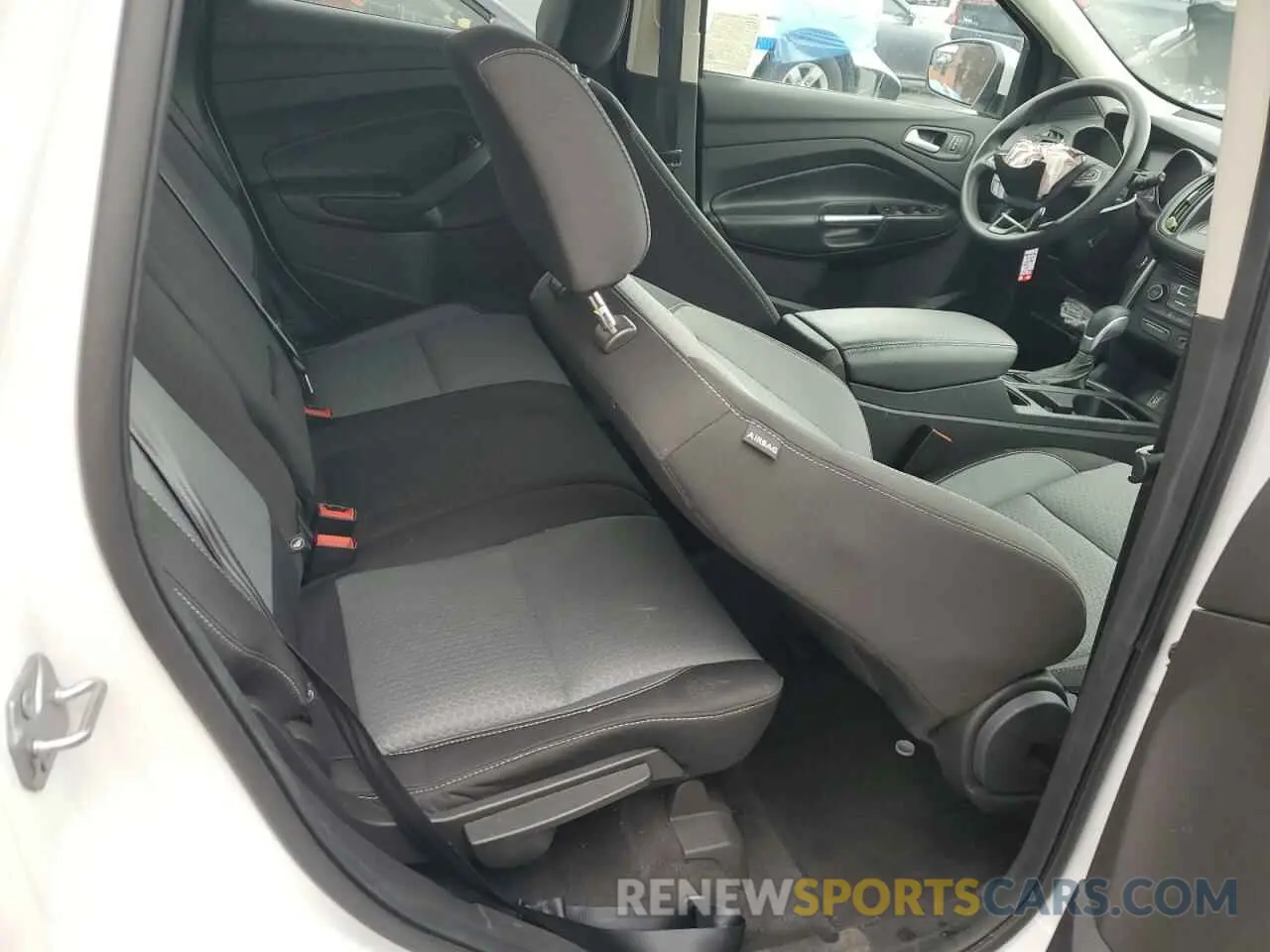 11 Photograph of a damaged car 1FMCU0GD5KUB04825 FORD ESCAPE 2019
