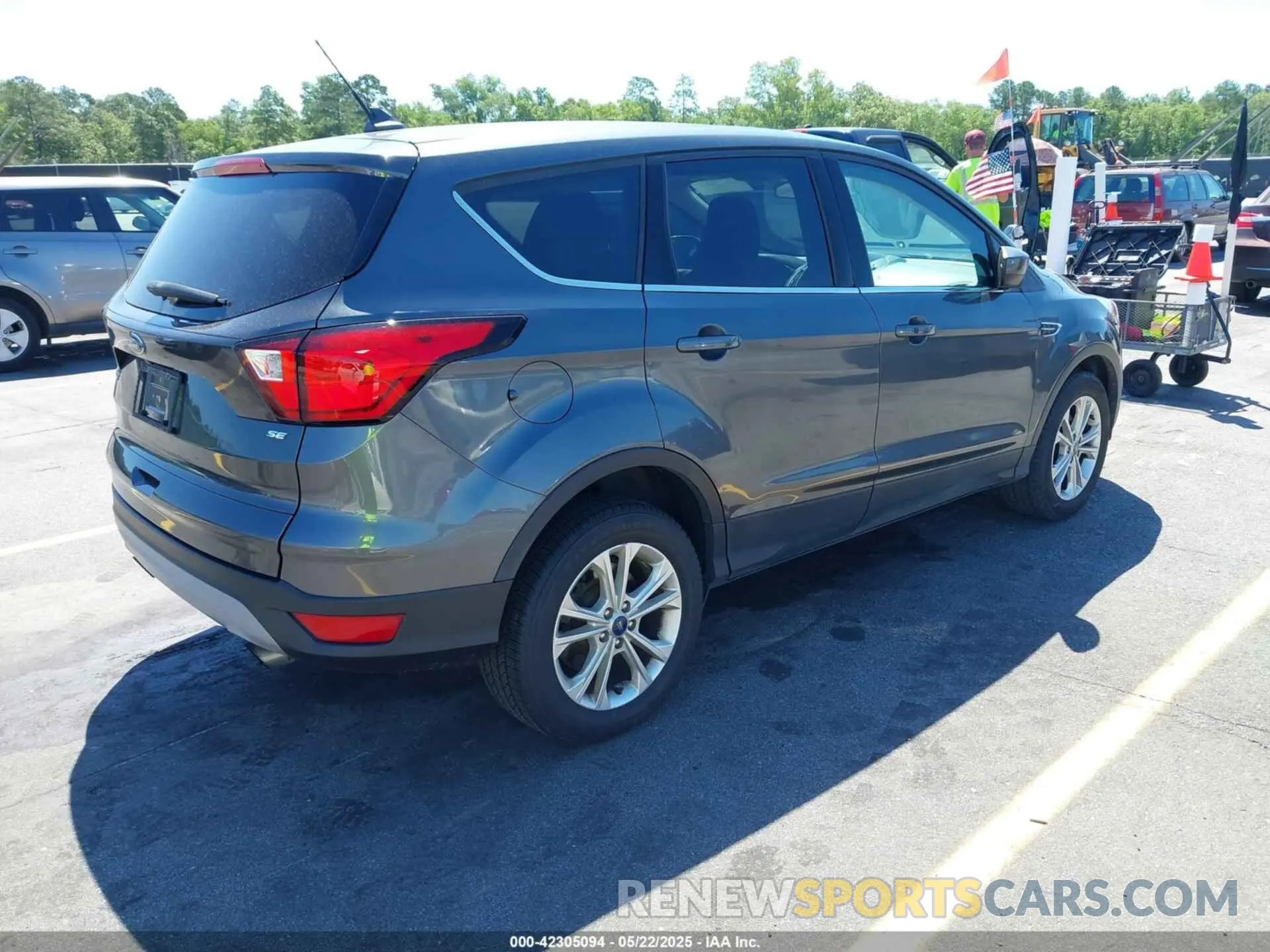 4 Photograph of a damaged car 1FMCU0GD5KUB19907 FORD ESCAPE 2019