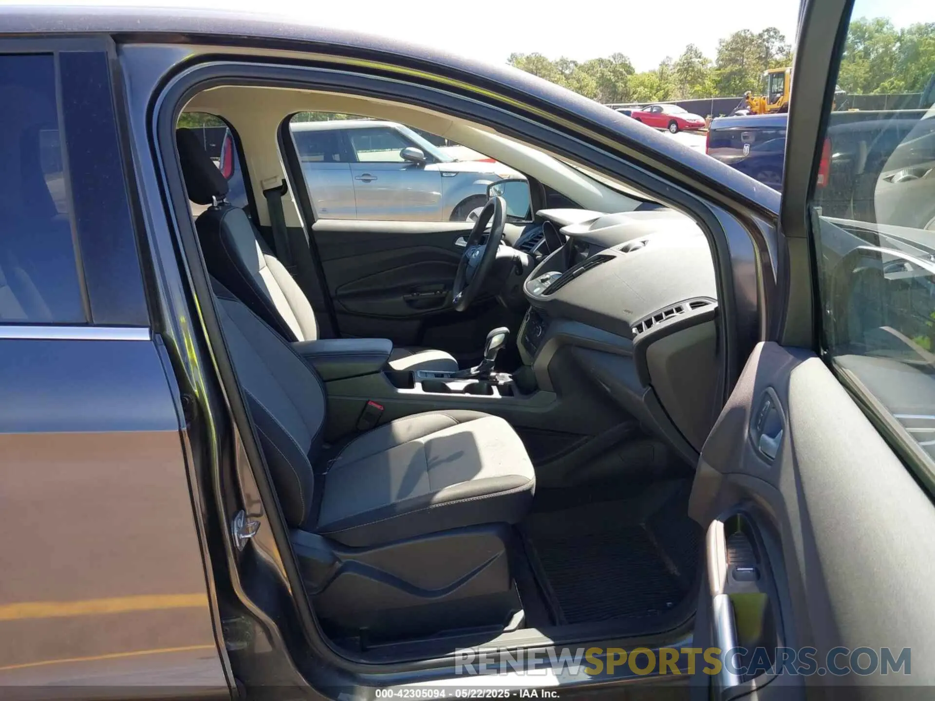 5 Photograph of a damaged car 1FMCU0GD5KUB19907 FORD ESCAPE 2019