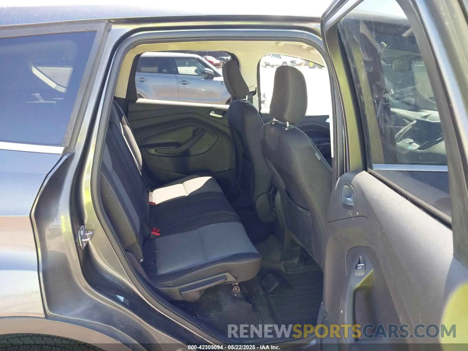 8 Photograph of a damaged car 1FMCU0GD5KUB19907 FORD ESCAPE 2019