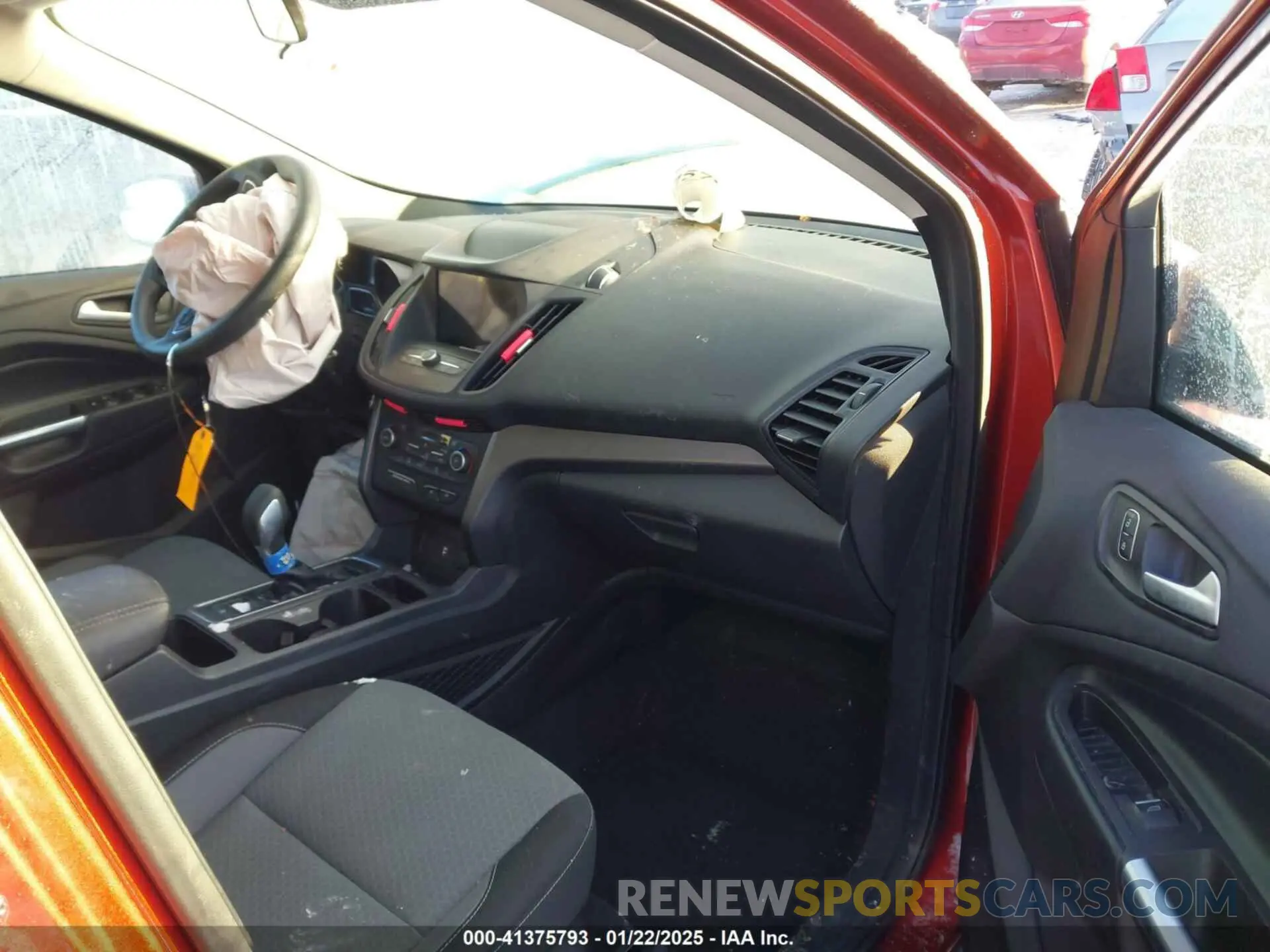 5 Photograph of a damaged car 1FMCU0GD5KUB23228 FORD ESCAPE 2019