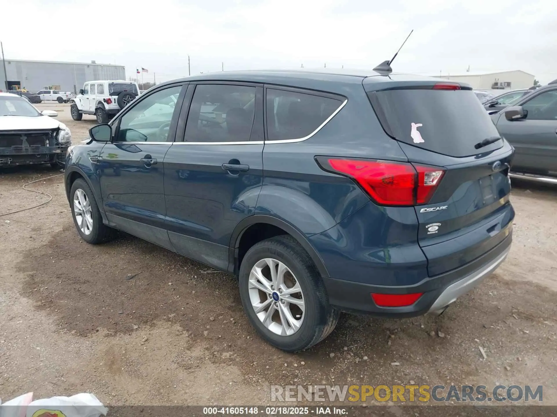 3 Photograph of a damaged car 1FMCU0GD5KUC19814 FORD ESCAPE 2019