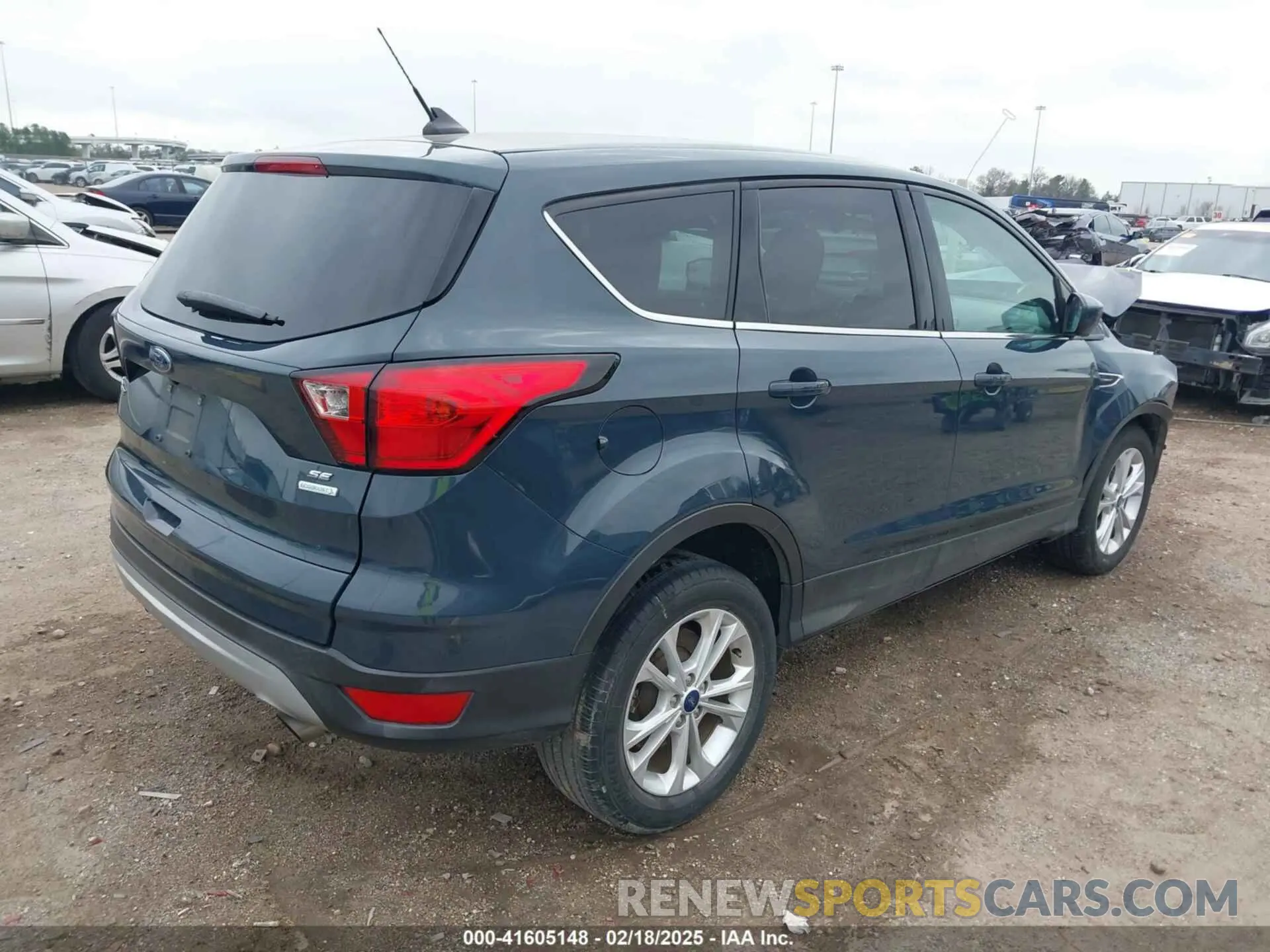 4 Photograph of a damaged car 1FMCU0GD5KUC19814 FORD ESCAPE 2019