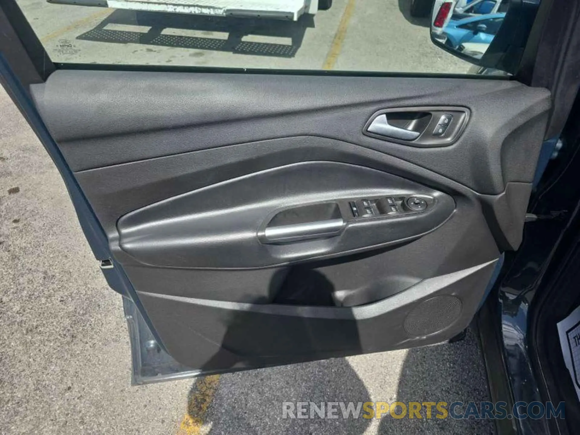 10 Photograph of a damaged car 1FMCU0GD5KUC46625 FORD ESCAPE 2019