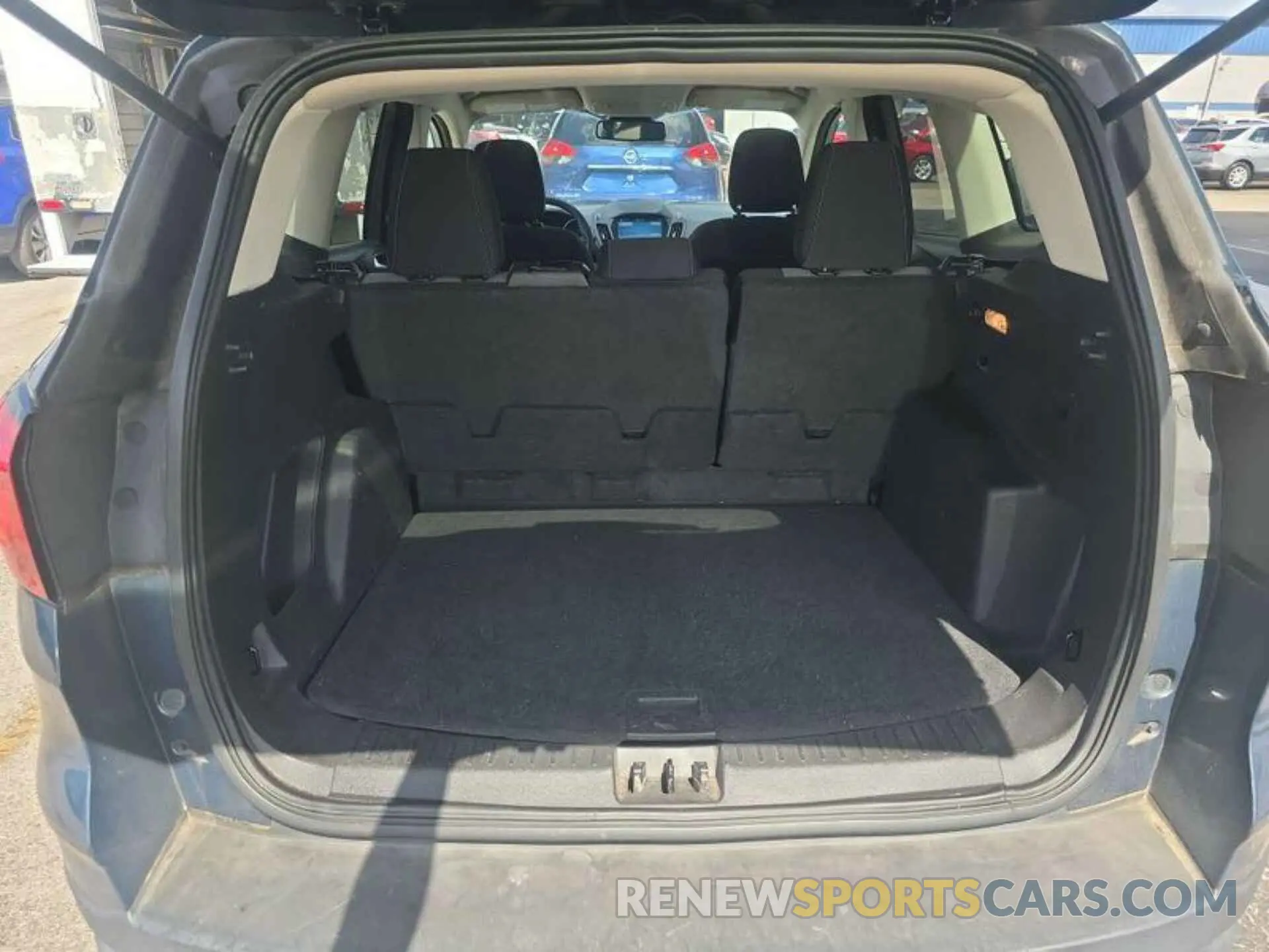 5 Photograph of a damaged car 1FMCU0GD5KUC46625 FORD ESCAPE 2019