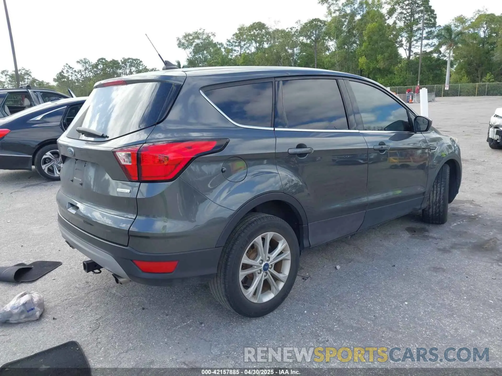4 Photograph of a damaged car 1FMCU0GD6KUA30251 FORD ESCAPE 2019