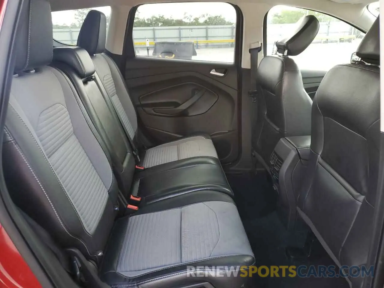 11 Photograph of a damaged car 1FMCU0GD6KUB48302 FORD ESCAPE 2019