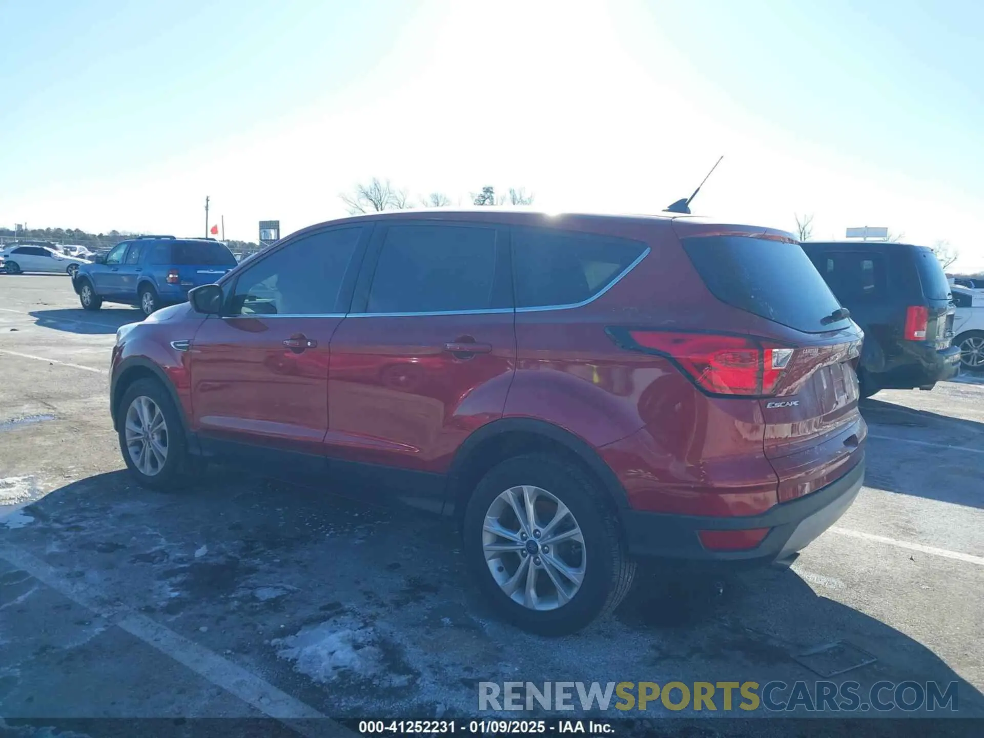 3 Photograph of a damaged car 1FMCU0GD6KUB63821 FORD ESCAPE 2019