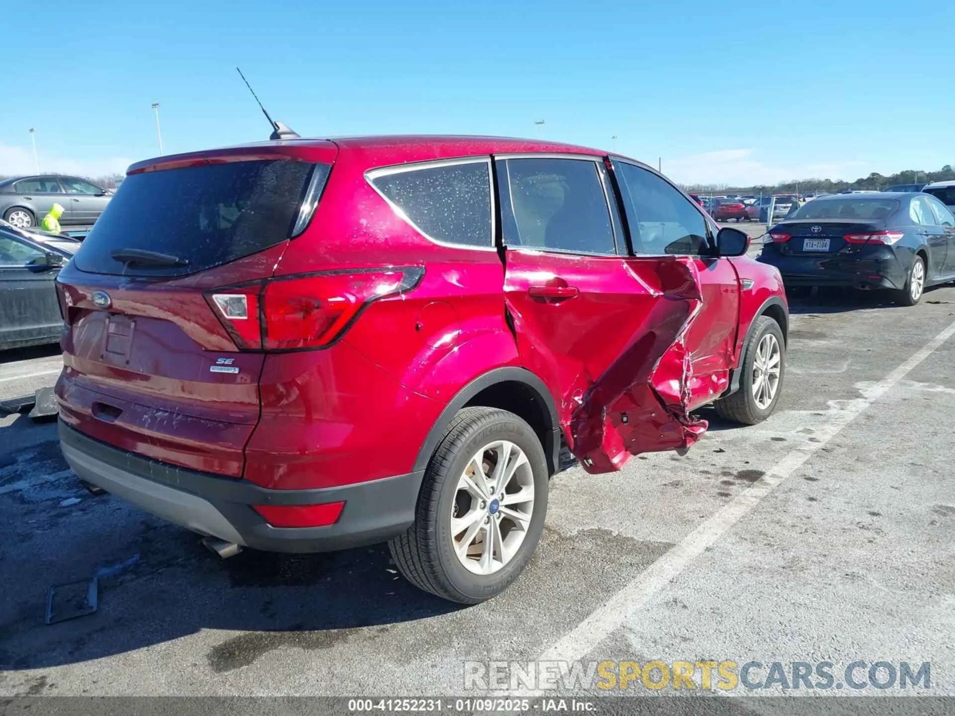 4 Photograph of a damaged car 1FMCU0GD6KUB63821 FORD ESCAPE 2019