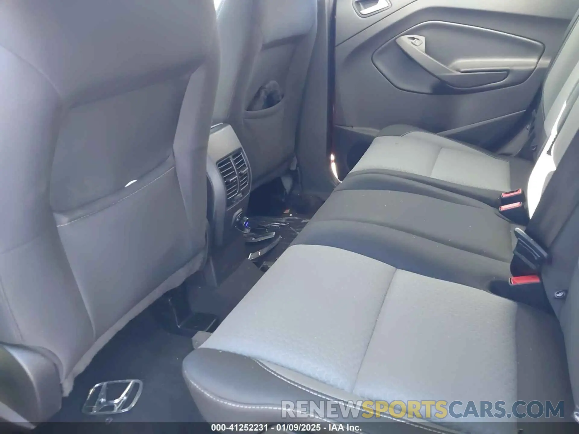8 Photograph of a damaged car 1FMCU0GD6KUB63821 FORD ESCAPE 2019