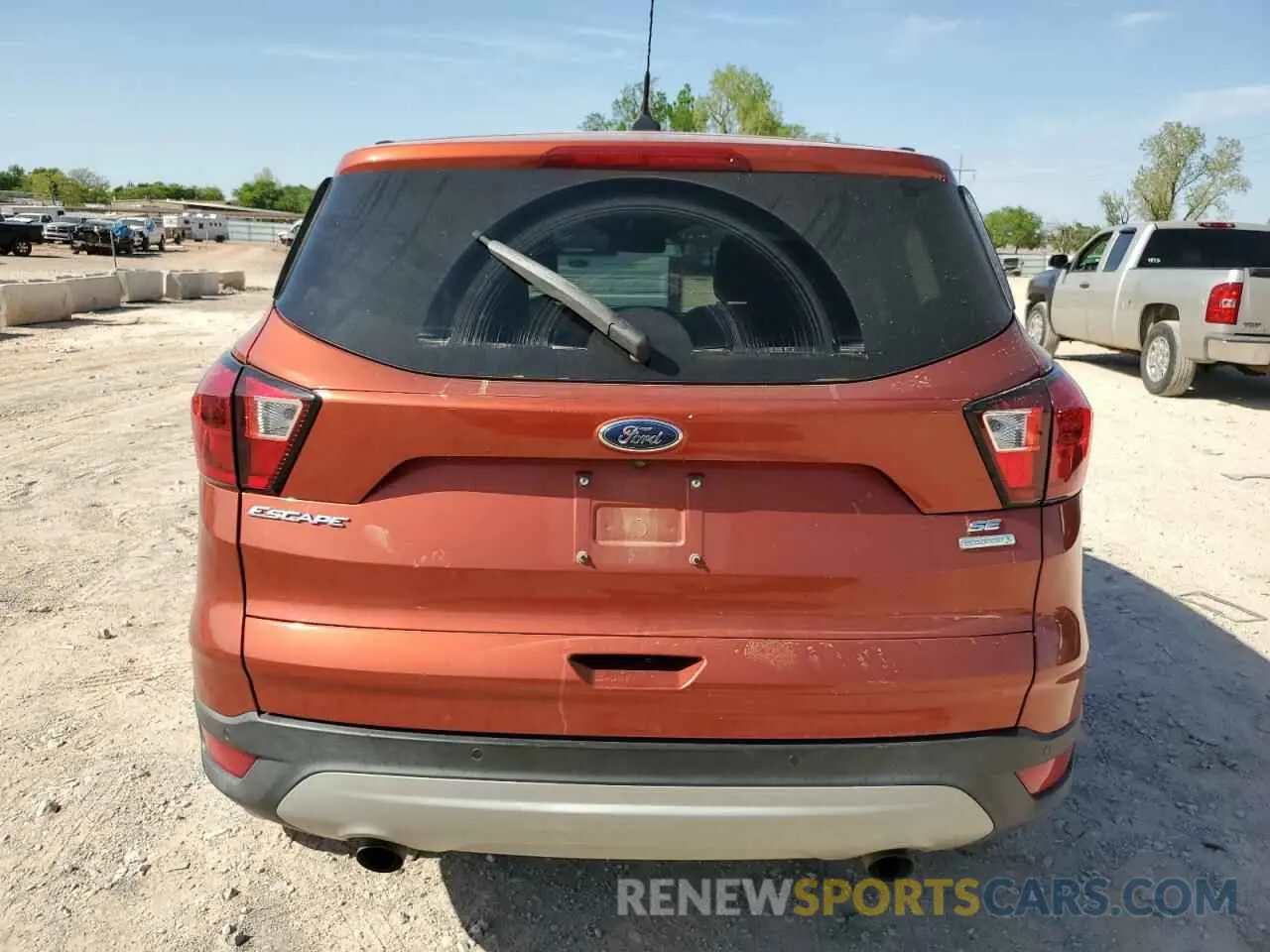 6 Photograph of a damaged car 1FMCU0GD6KUC34323 FORD ESCAPE 2019
