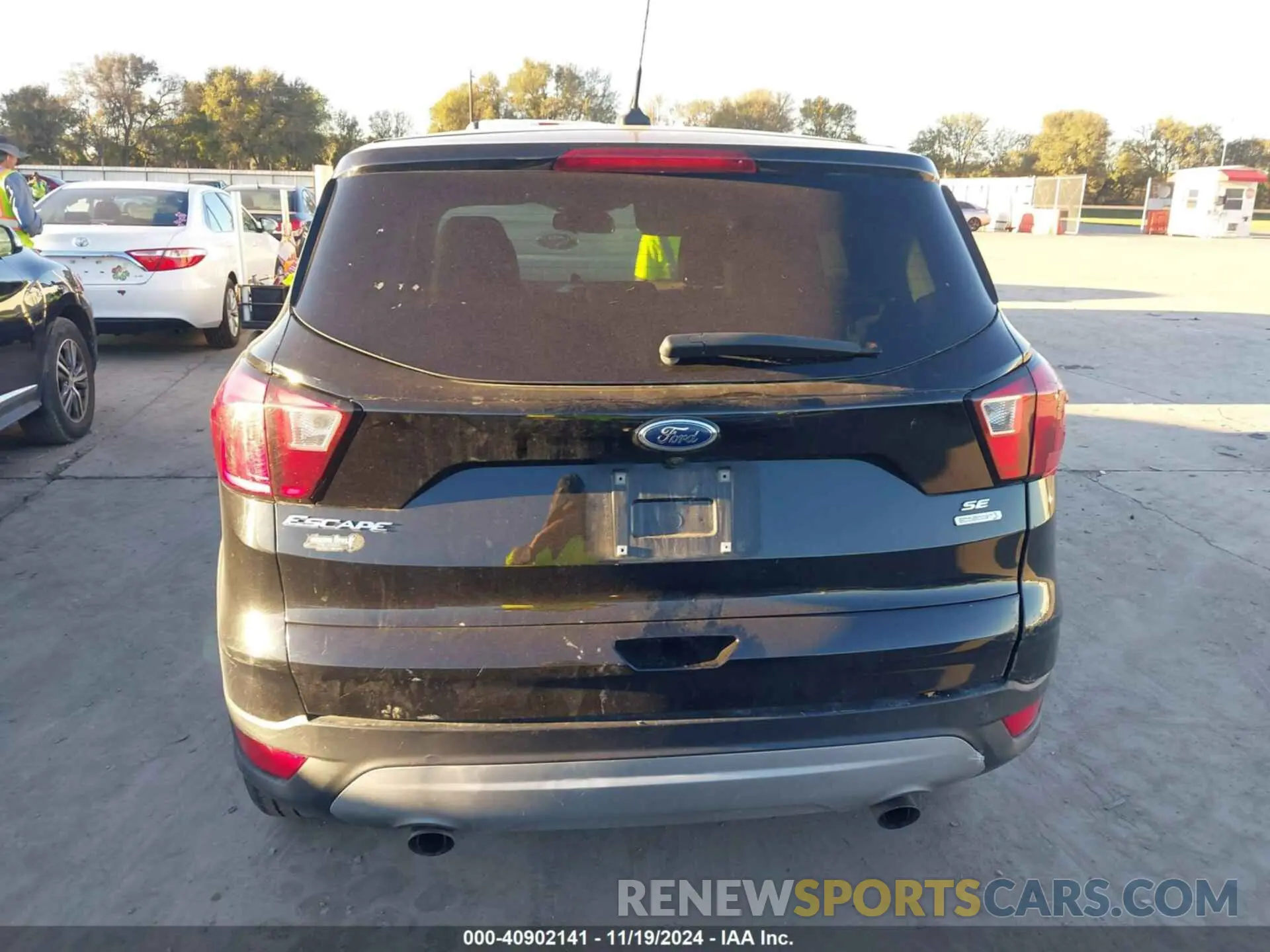 15 Photograph of a damaged car 1FMCU0GD6KUC52417 FORD ESCAPE 2019