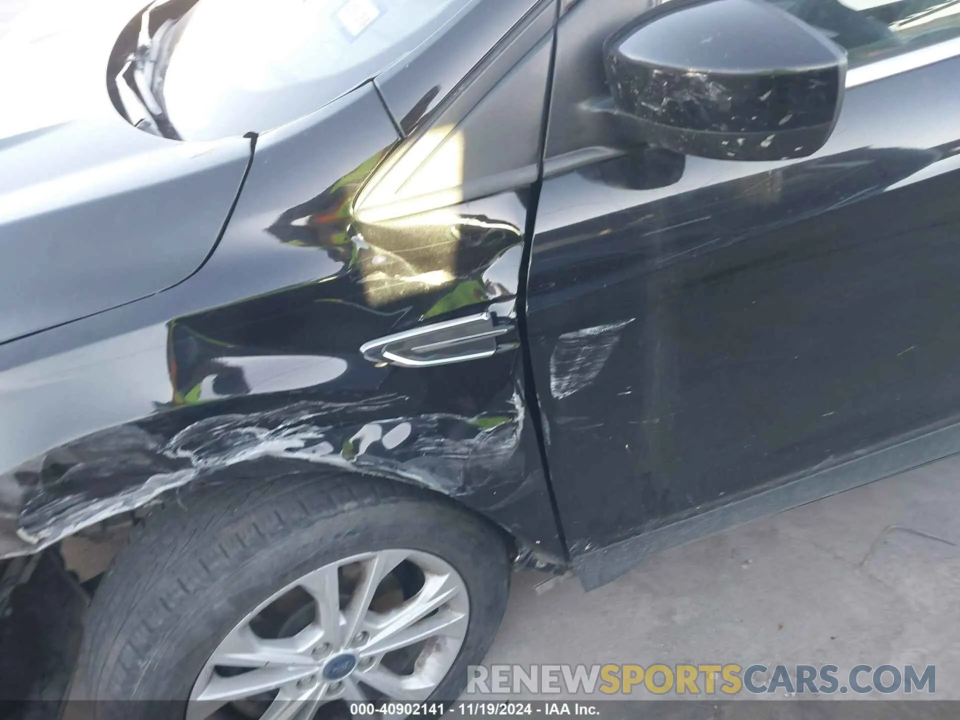 17 Photograph of a damaged car 1FMCU0GD6KUC52417 FORD ESCAPE 2019