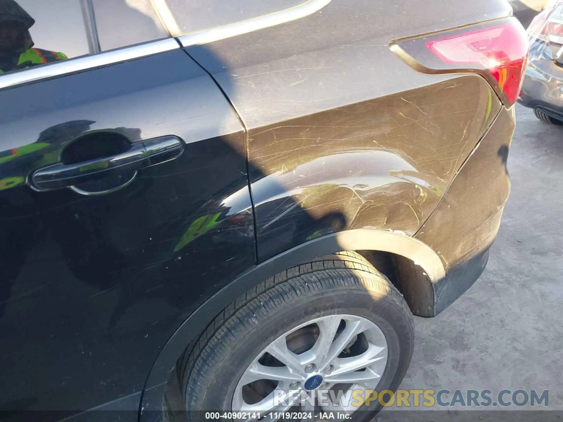 18 Photograph of a damaged car 1FMCU0GD6KUC52417 FORD ESCAPE 2019