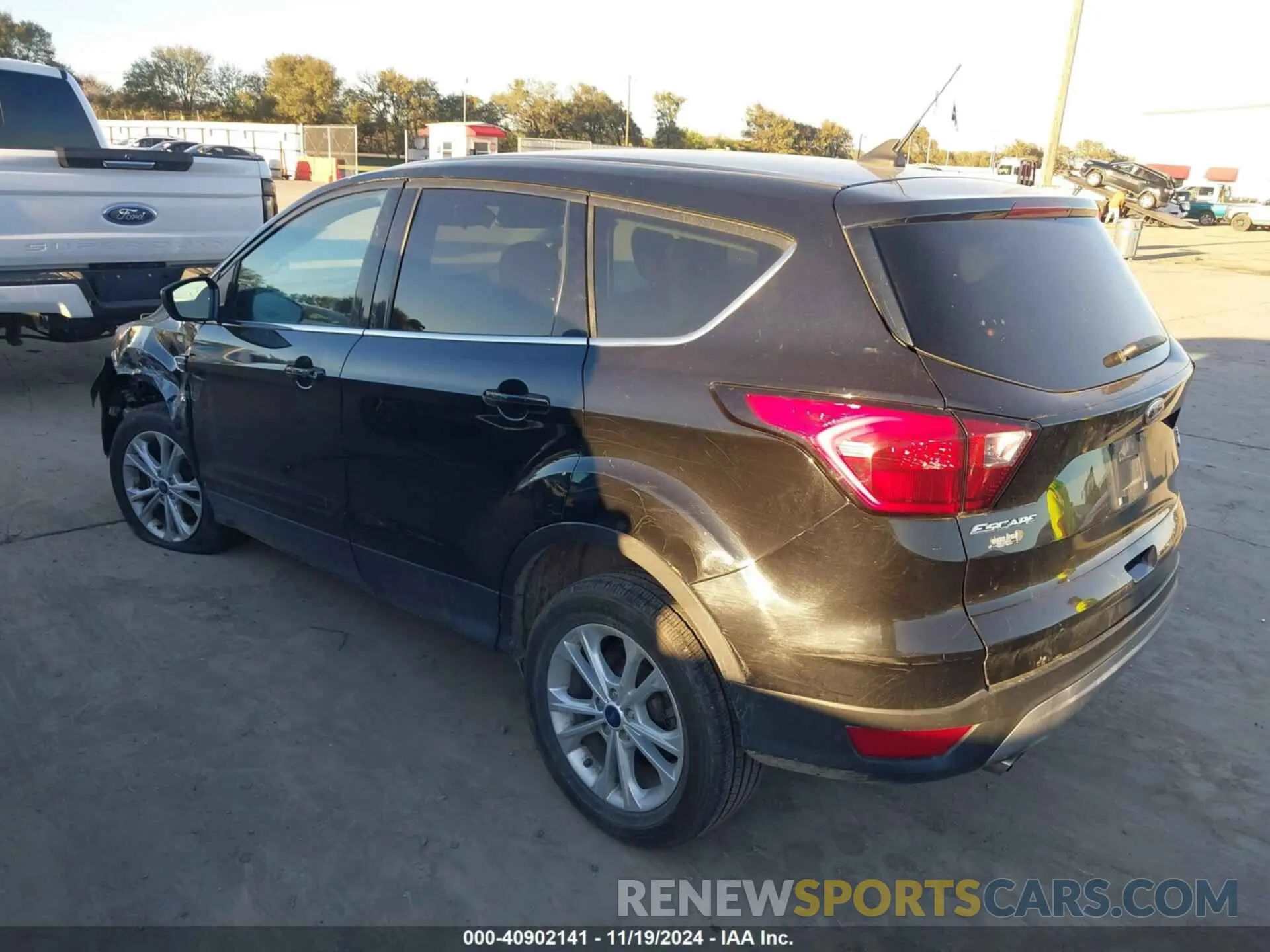 3 Photograph of a damaged car 1FMCU0GD6KUC52417 FORD ESCAPE 2019