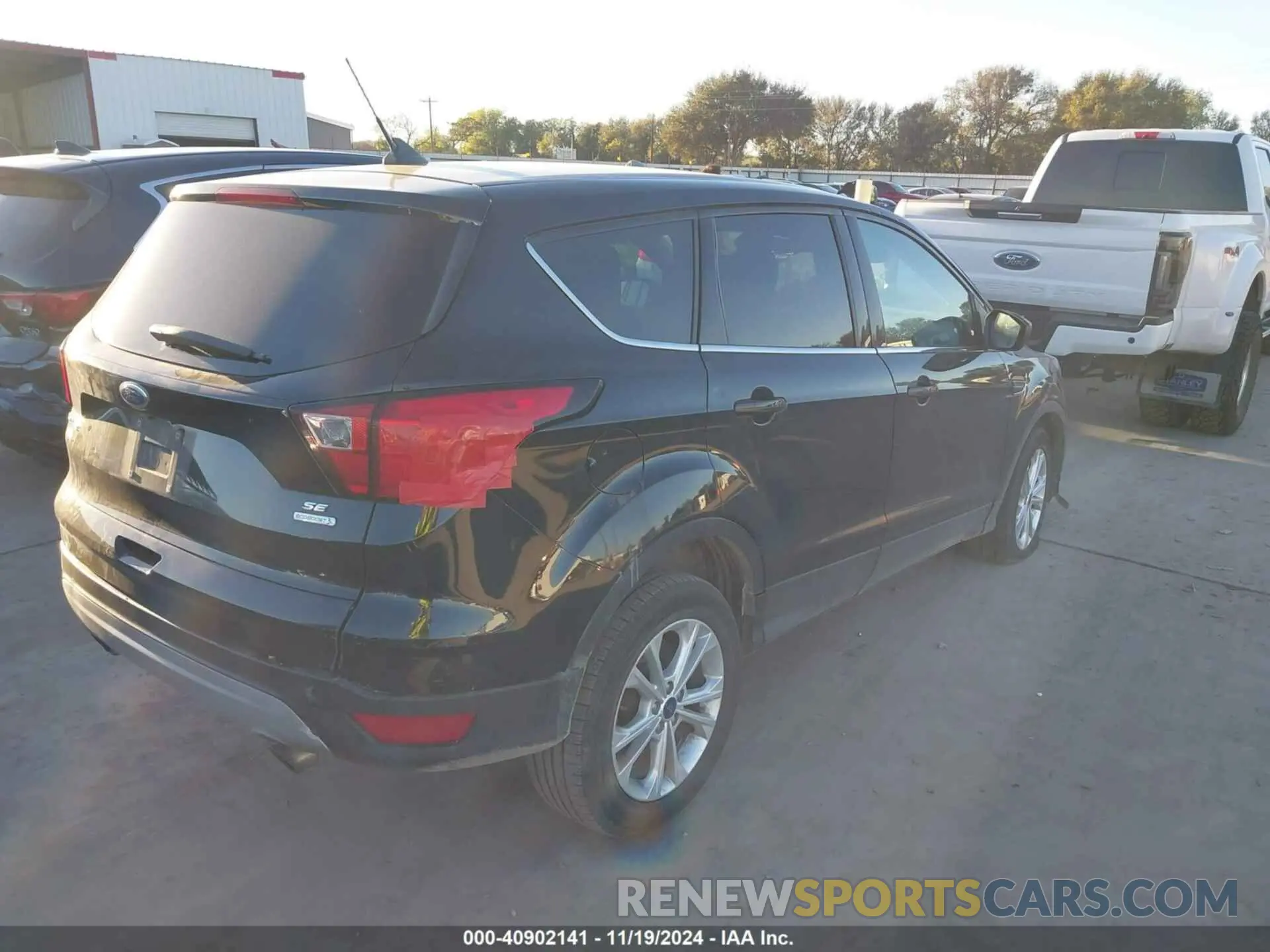4 Photograph of a damaged car 1FMCU0GD6KUC52417 FORD ESCAPE 2019