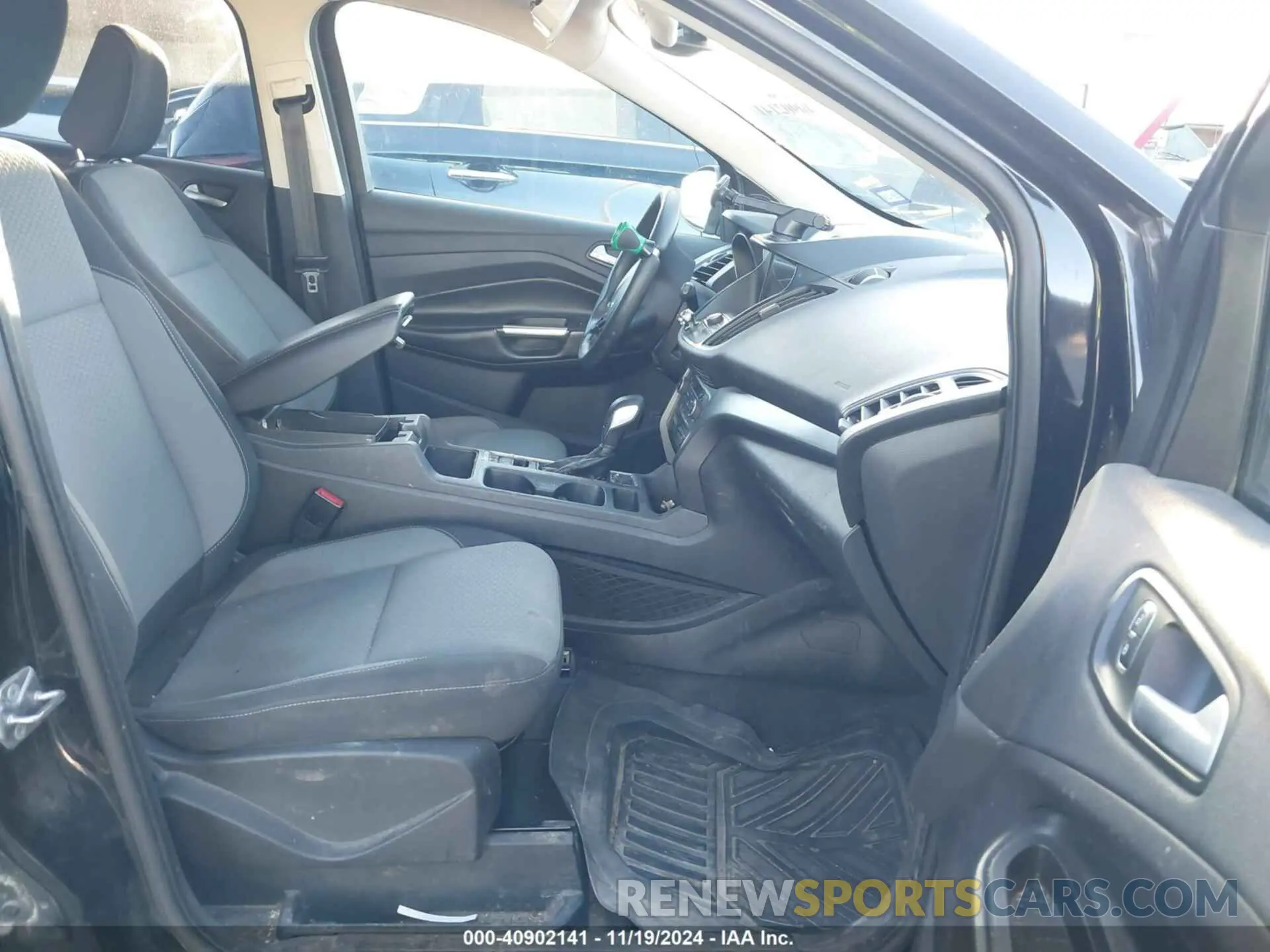 5 Photograph of a damaged car 1FMCU0GD6KUC52417 FORD ESCAPE 2019