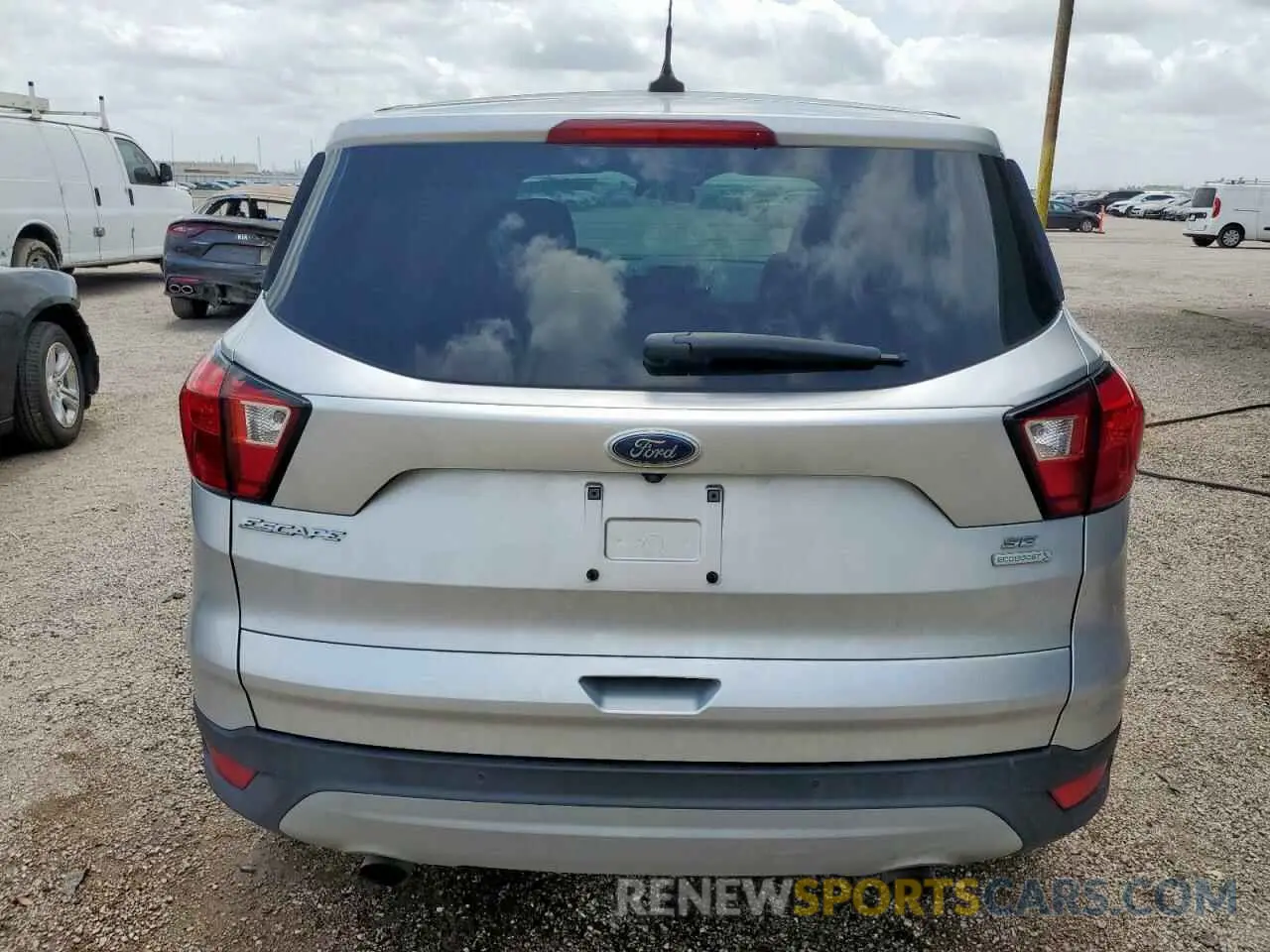 6 Photograph of a damaged car 1FMCU0GD7KUA26838 FORD ESCAPE 2019