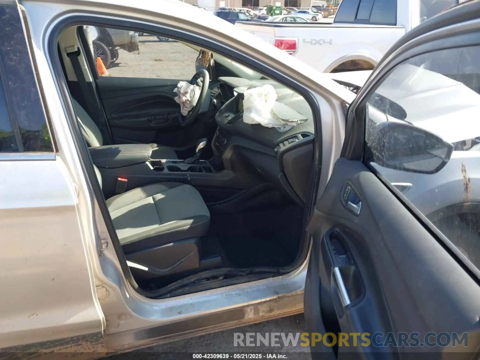 5 Photograph of a damaged car 1FMCU0GD7KUA41209 FORD ESCAPE 2019