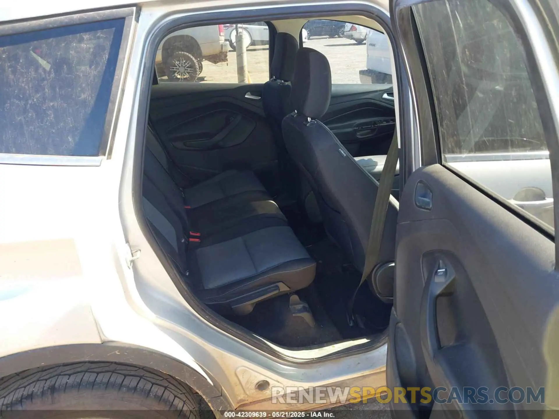 8 Photograph of a damaged car 1FMCU0GD7KUA41209 FORD ESCAPE 2019