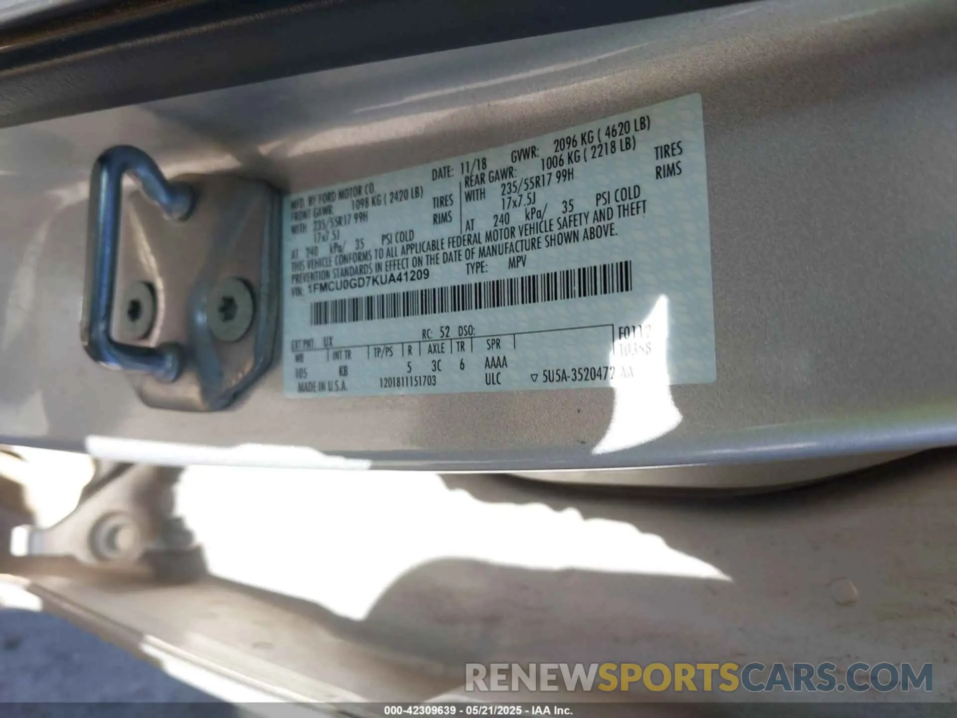 9 Photograph of a damaged car 1FMCU0GD7KUA41209 FORD ESCAPE 2019